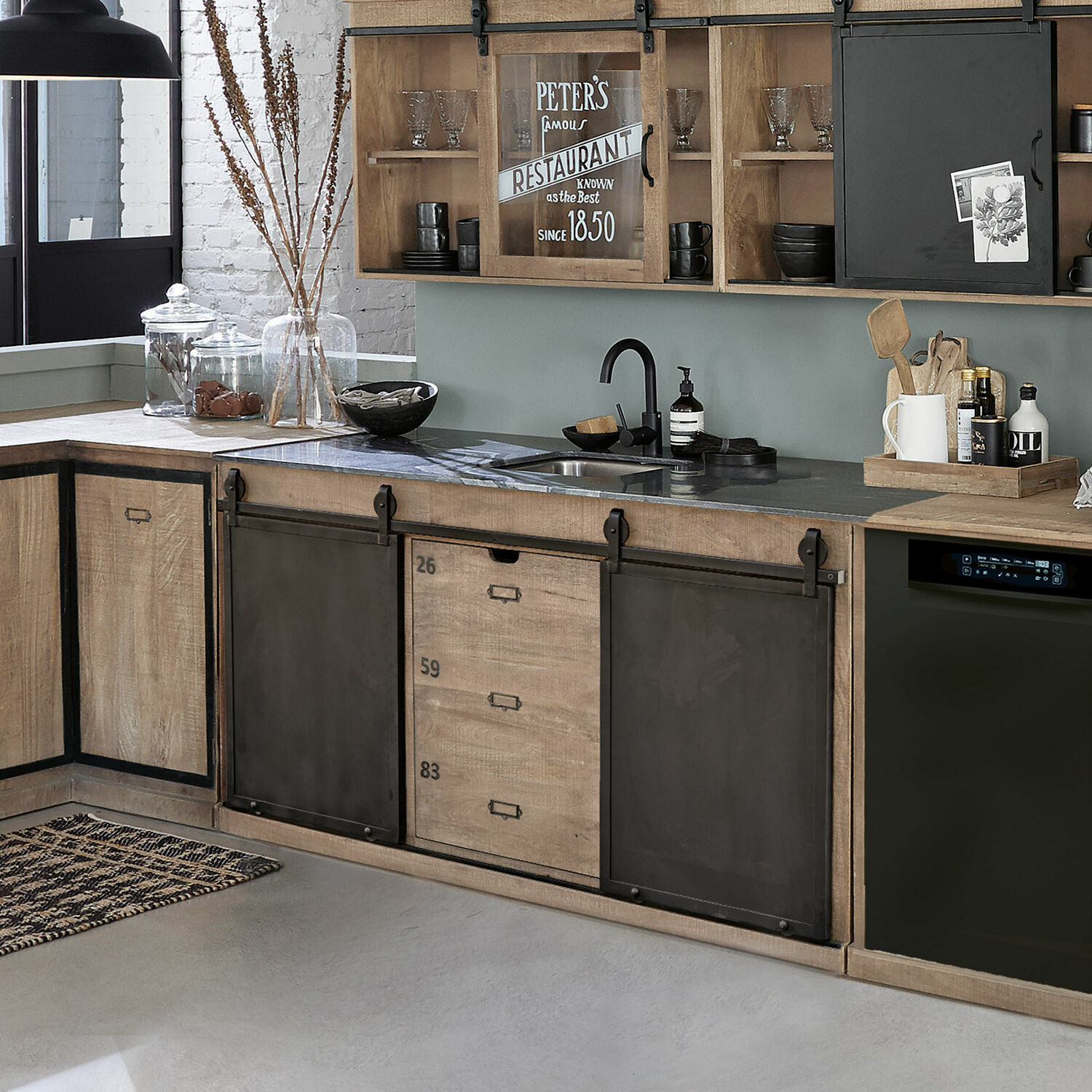 Gootsteenkast Oakland Keuken met houten kasten en zwarte metalen schuifdeuren, modern industrieel design