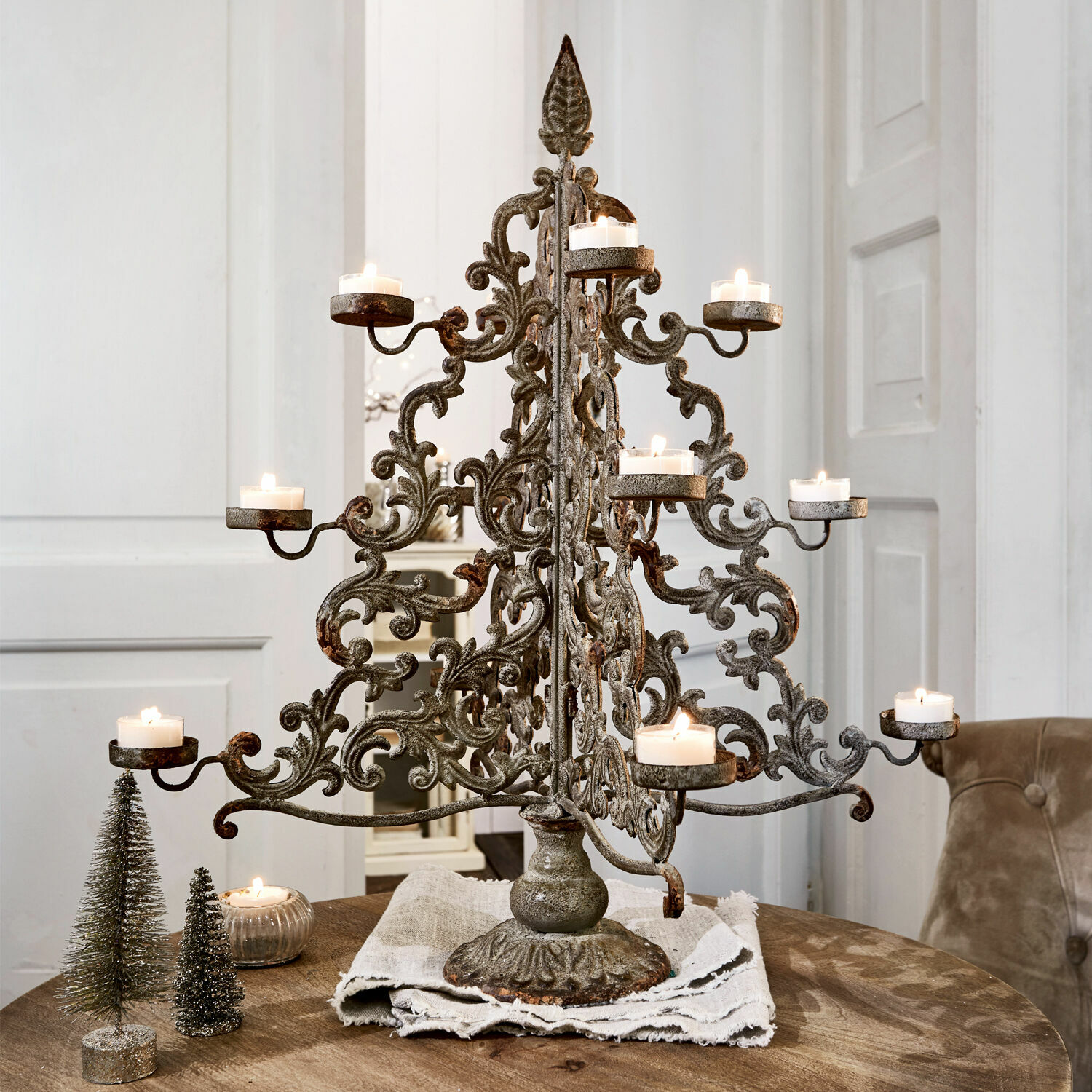 Sierboom Valledupar Metalen kandelaar met vintage ornamenten in gepatineerde bruine kleur voor 10 kaarsen, tafeldecoratie