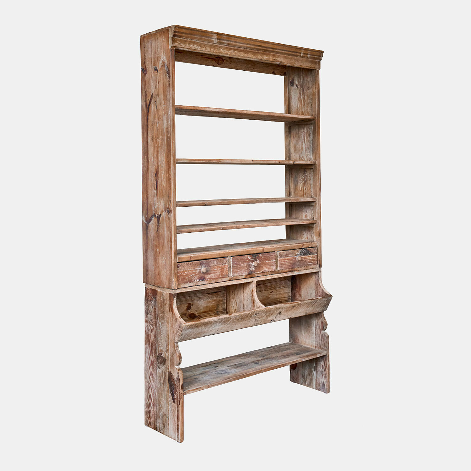 Rustieke houten kast met planken en laden in natuurlijke, verouderde afwerking