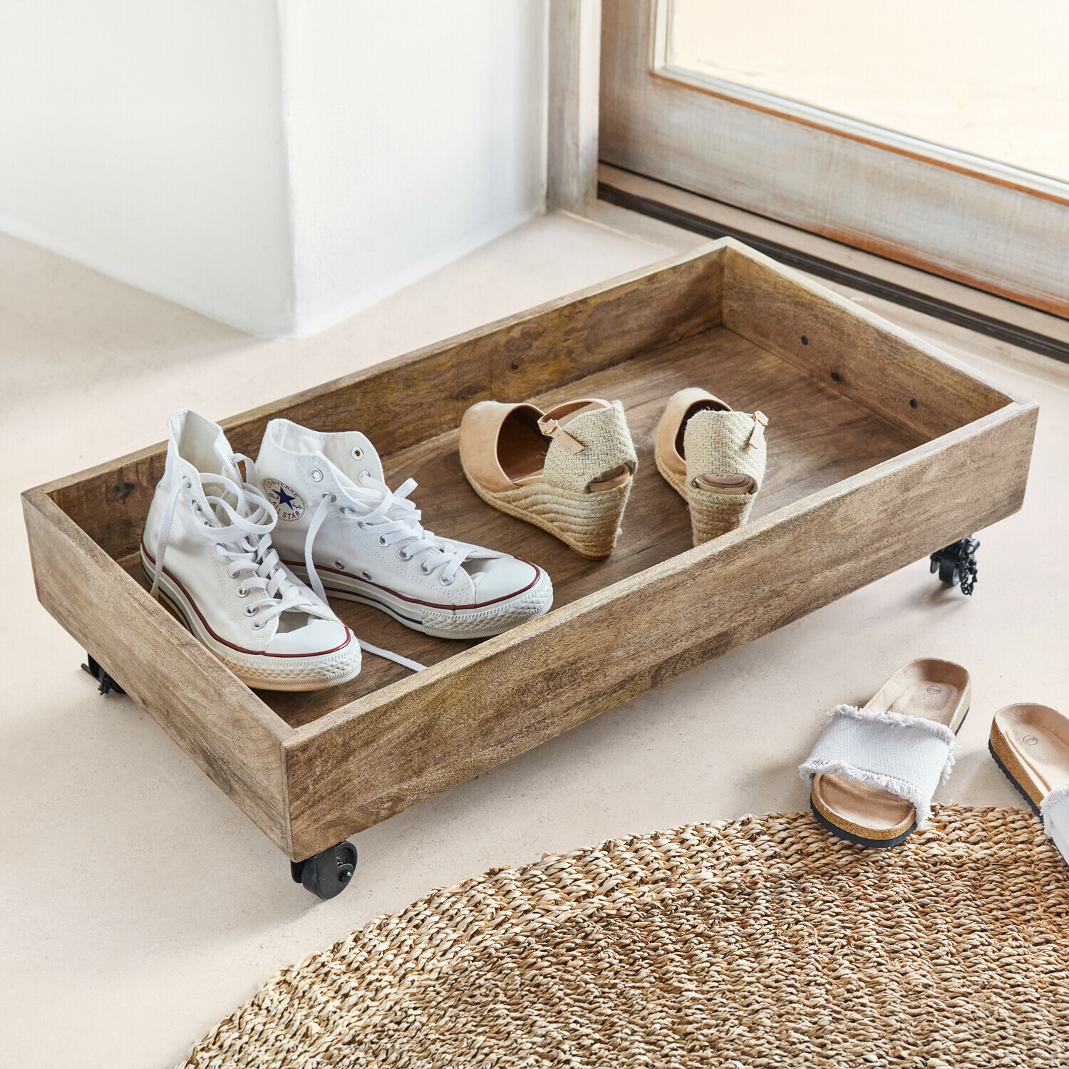 Schoenenplank Taylors Island Houten dienblad op wieltjes met witte sneakers en beige sleehakken op de vloer