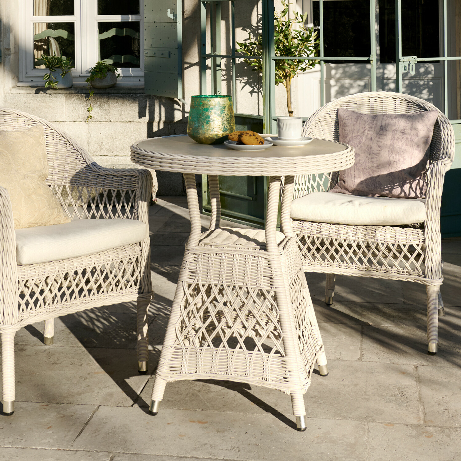 Witte rotan tuinmeubelset met kussens en tafel voor terras of balkon