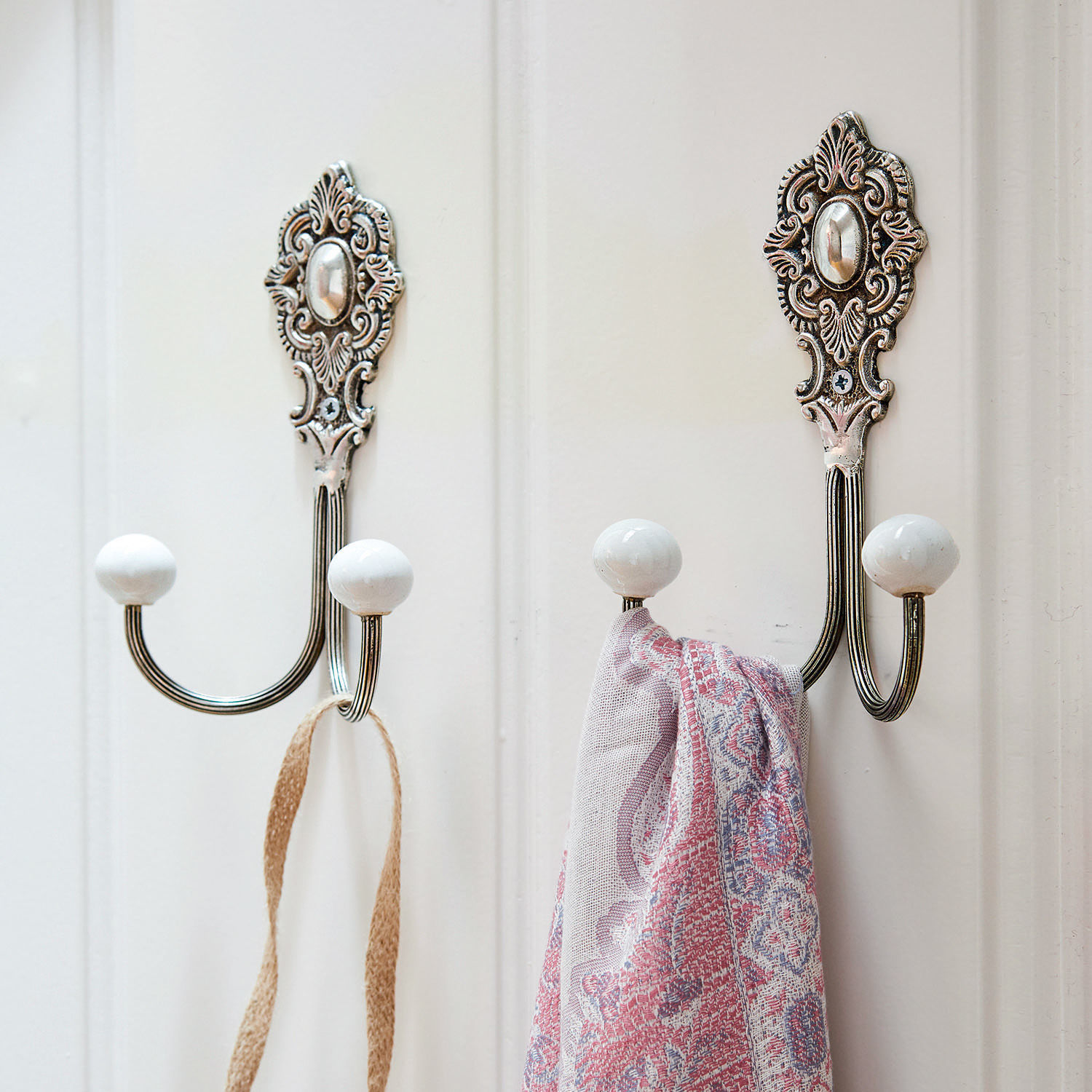 Haak set van 2 Millar Metalen wandhaak met witte keramische uiteinden en decoratieve basis voor thuis
