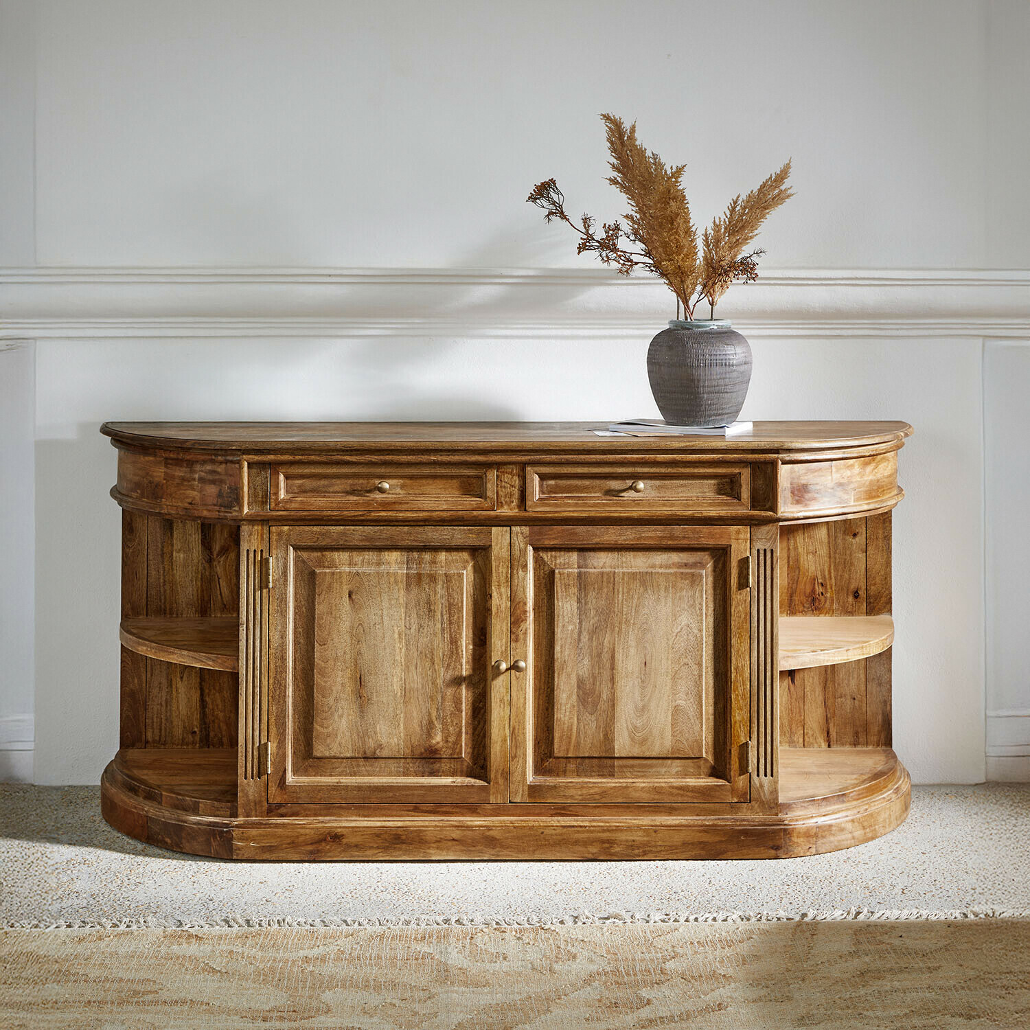 Houten dressoir in natuurlijke houtkleur met open planken en lades, decoratieve vaas bovenop