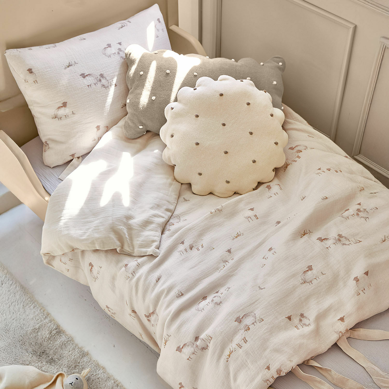 Beddengoed Erianna Kinderbeddengoed van katoen in lichtbeige met schapenmotief en decoratieve kussens
