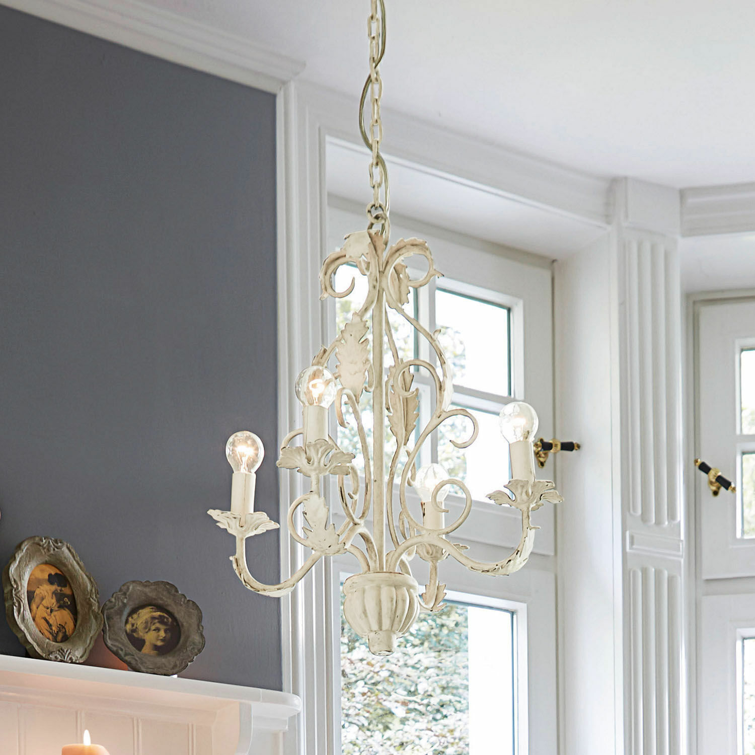 Kroonluchter Assenay Crèmekleurige metalen hanglamp met decoratieve bladeren en vijf lampen voor woonkamer
