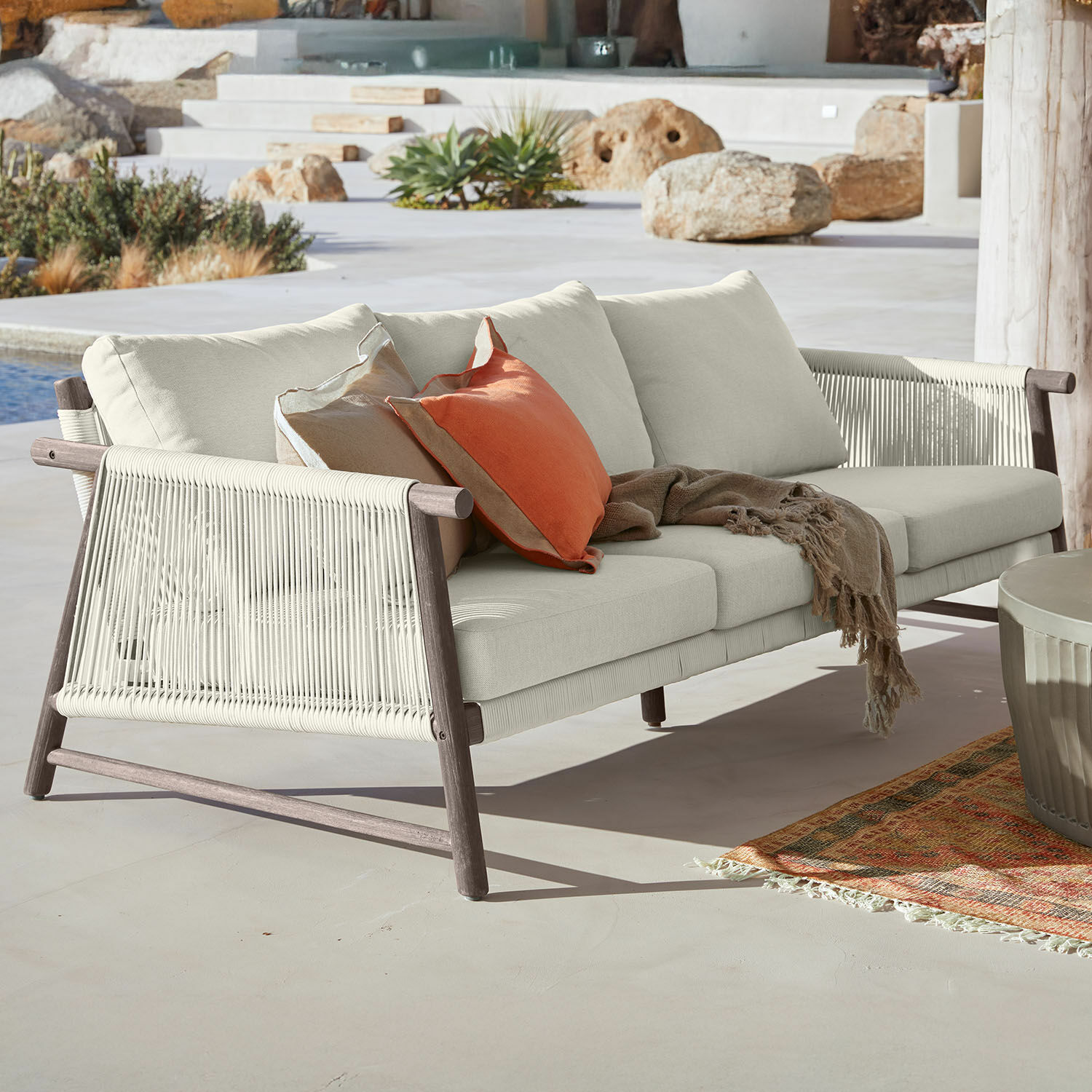 Bank FSC®-100% Clarmontaine Moderne buitenbank met beige stof en houten frame, perfect om buiten te ontspannen