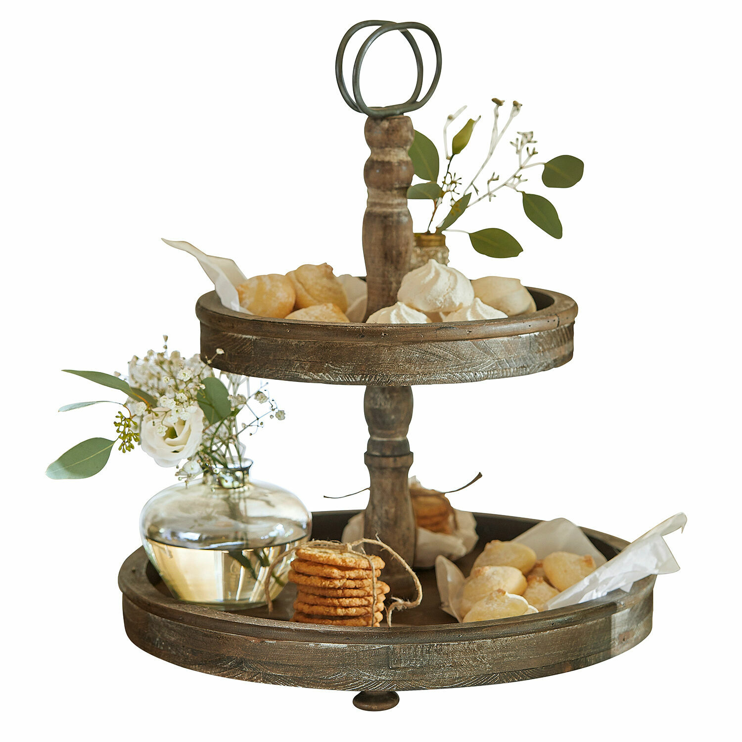 Etagère Amboise Twee verdiepingen houten etagère in bruine kleur met koekjes en bloemendecoratie op tafel