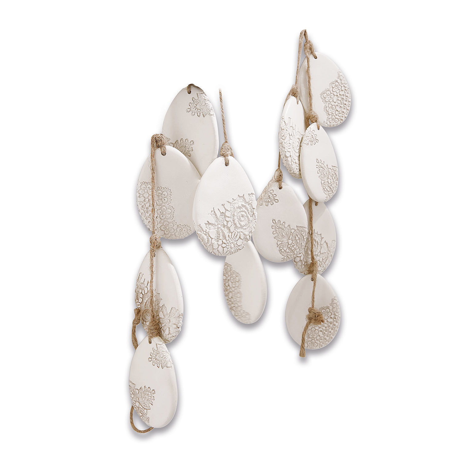 Decoratieve witte keramische hangers in eivorm met kantpatroon aan touw voor interieur