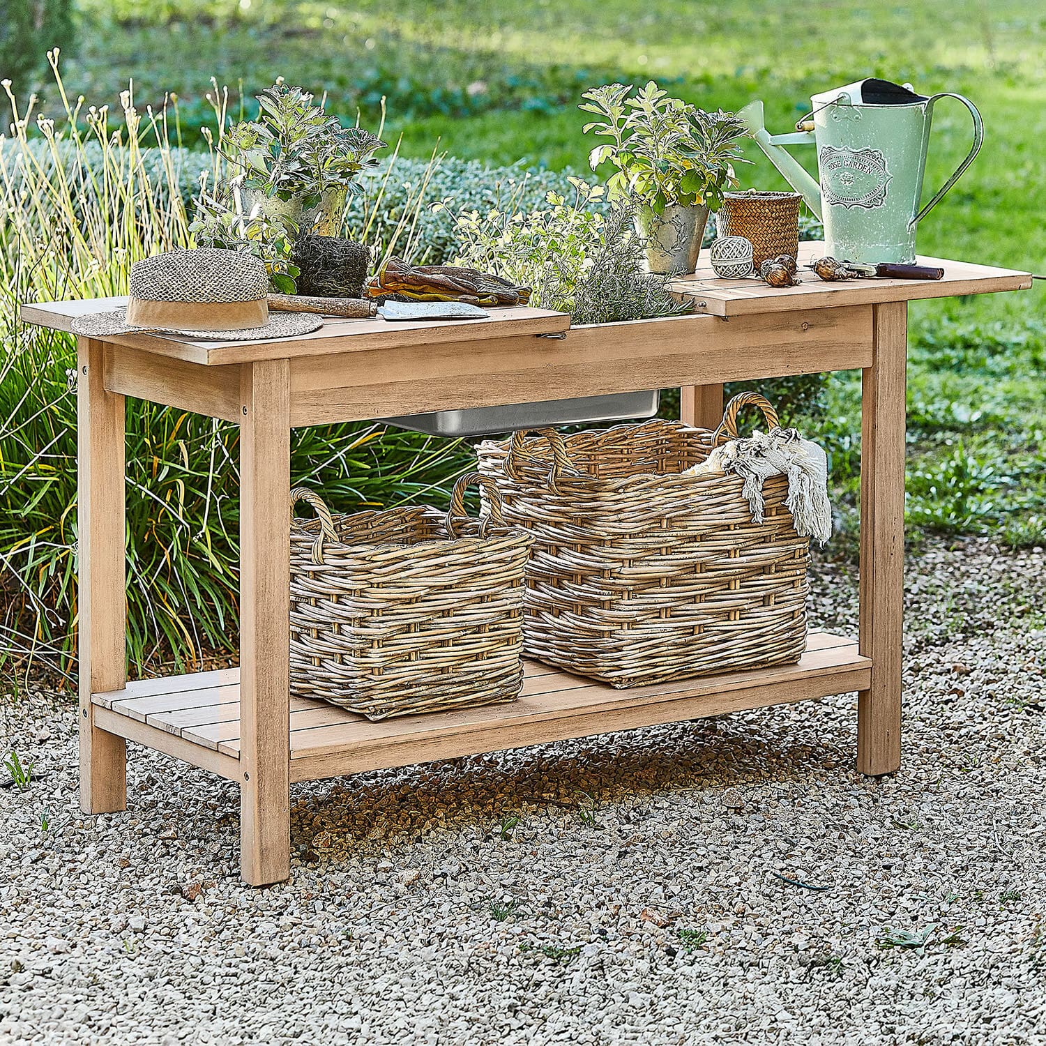 Plantentafel FSC®-100% Venzone Houten tuintafel met plantenpotten, groene gieter en rieten manden op grind