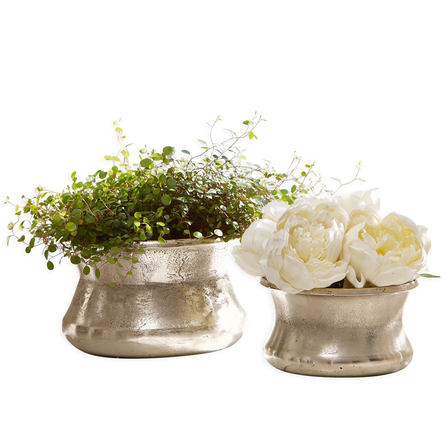 Vaas set van 2 Riona Set van twee zilverkleurige metalen bloempotten met groene planten en witte bloemen voor interieurdecoratie