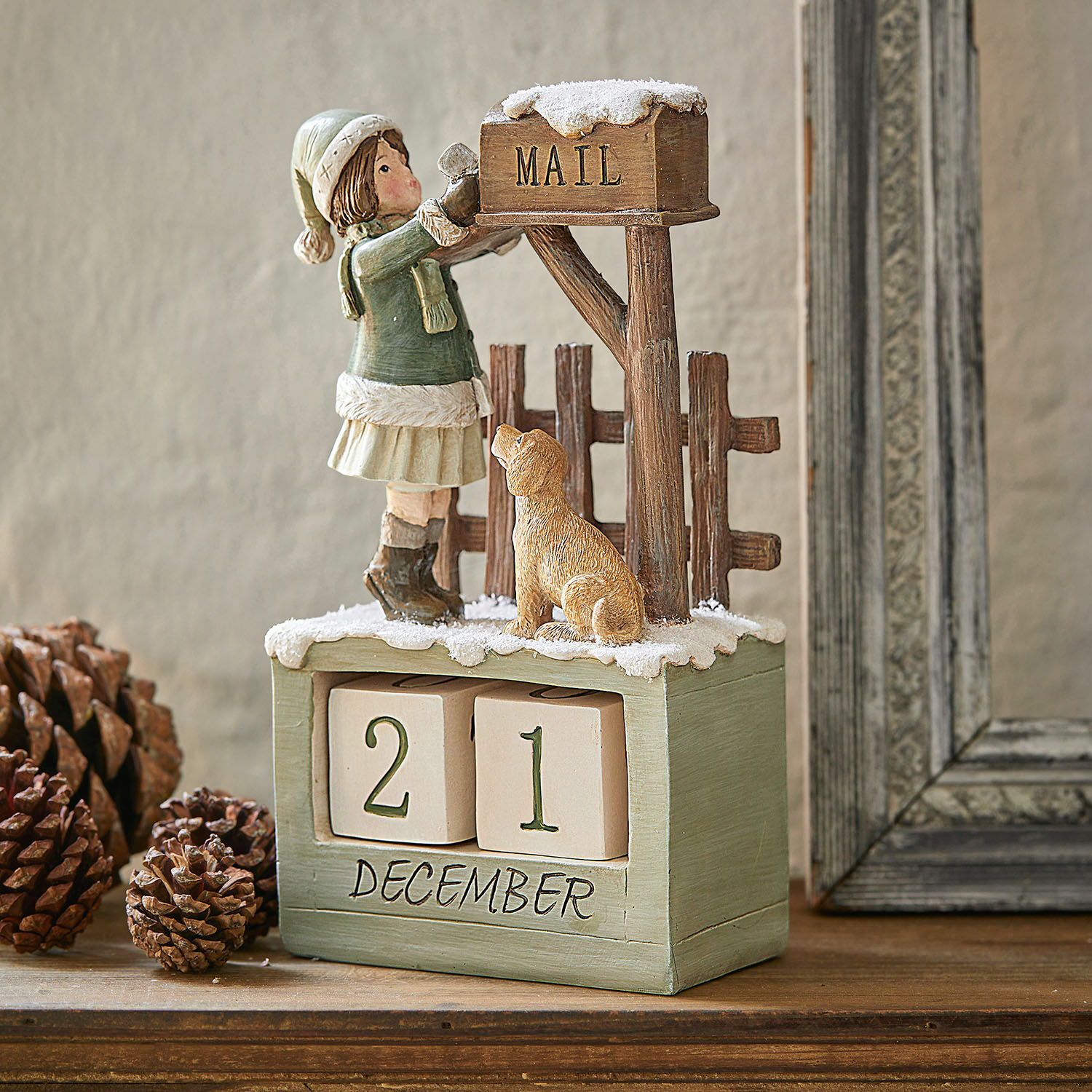 Kalender Leonce Houten adventskalender met meisje- en hondenfiguur in winters tafereel, groen en bruin