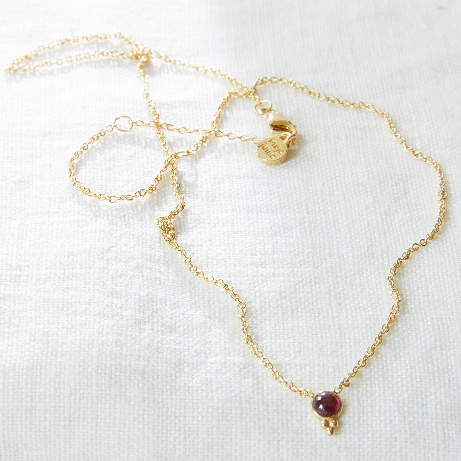 Ketting Okala Fijne gouden ketting met rode steen aan fijne schakel, elegante dames sieraden