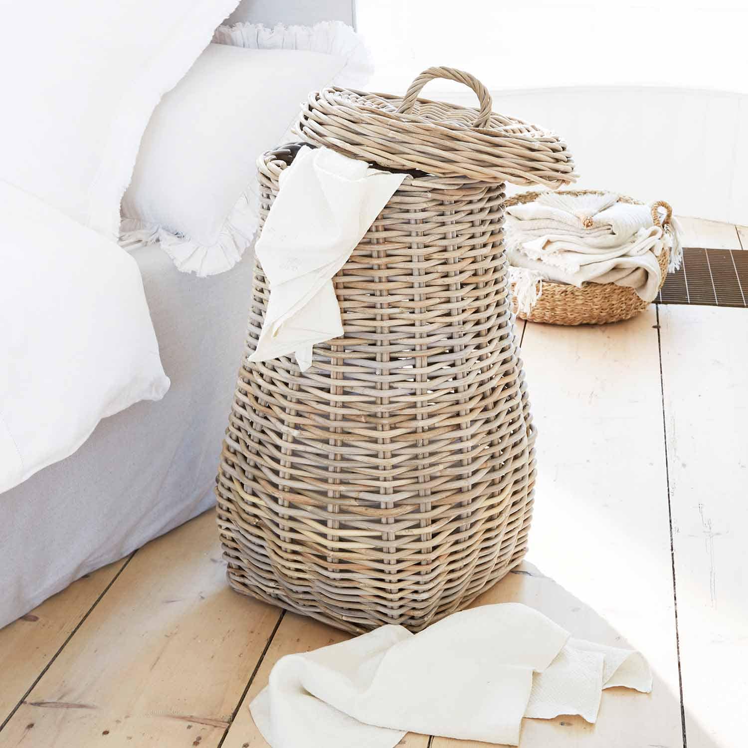 Natuurlijke rotanmand met deksel en witte doek, perfect voor opslag in huis