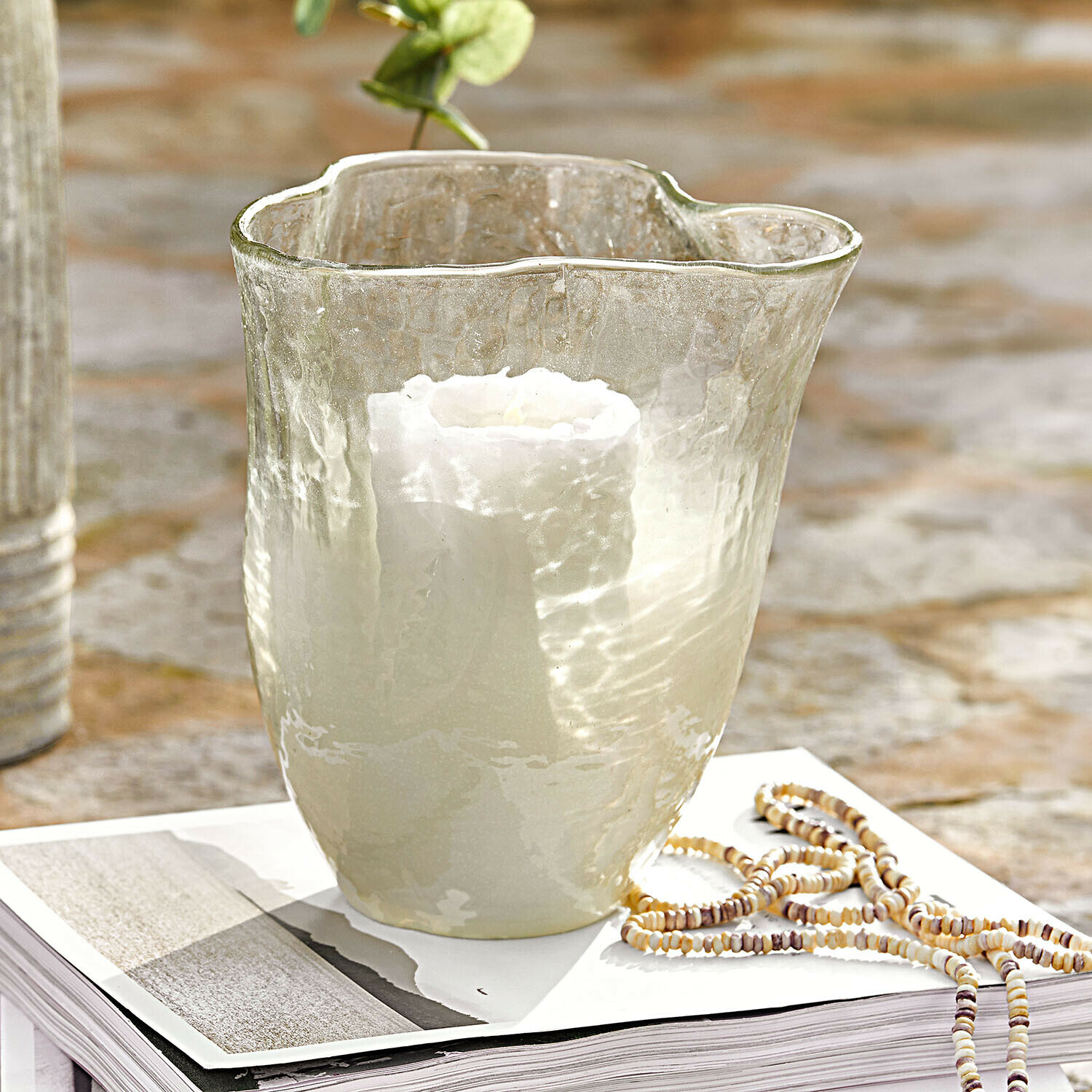 Transparante glazen windlicht met witte kaars op tafel, interieurdecoratie en verlichting