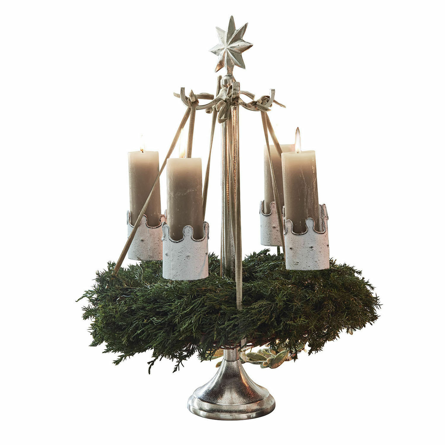 Kranshouder Graham Metalen adventskrans met groene krans en vier witte kaarsen op standaard