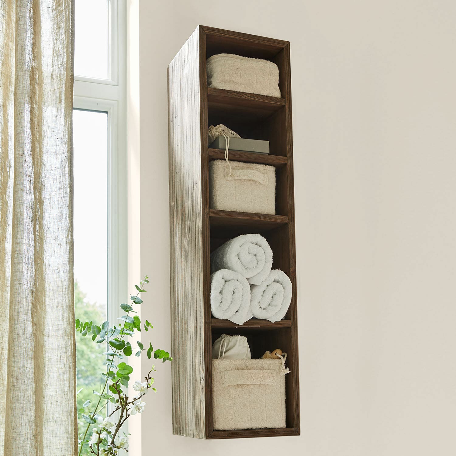 Wandrek Greenhaven Smalle houten wandplank van natuurlijk hout met witte handdoeken en opbergmanden voor badkamer
