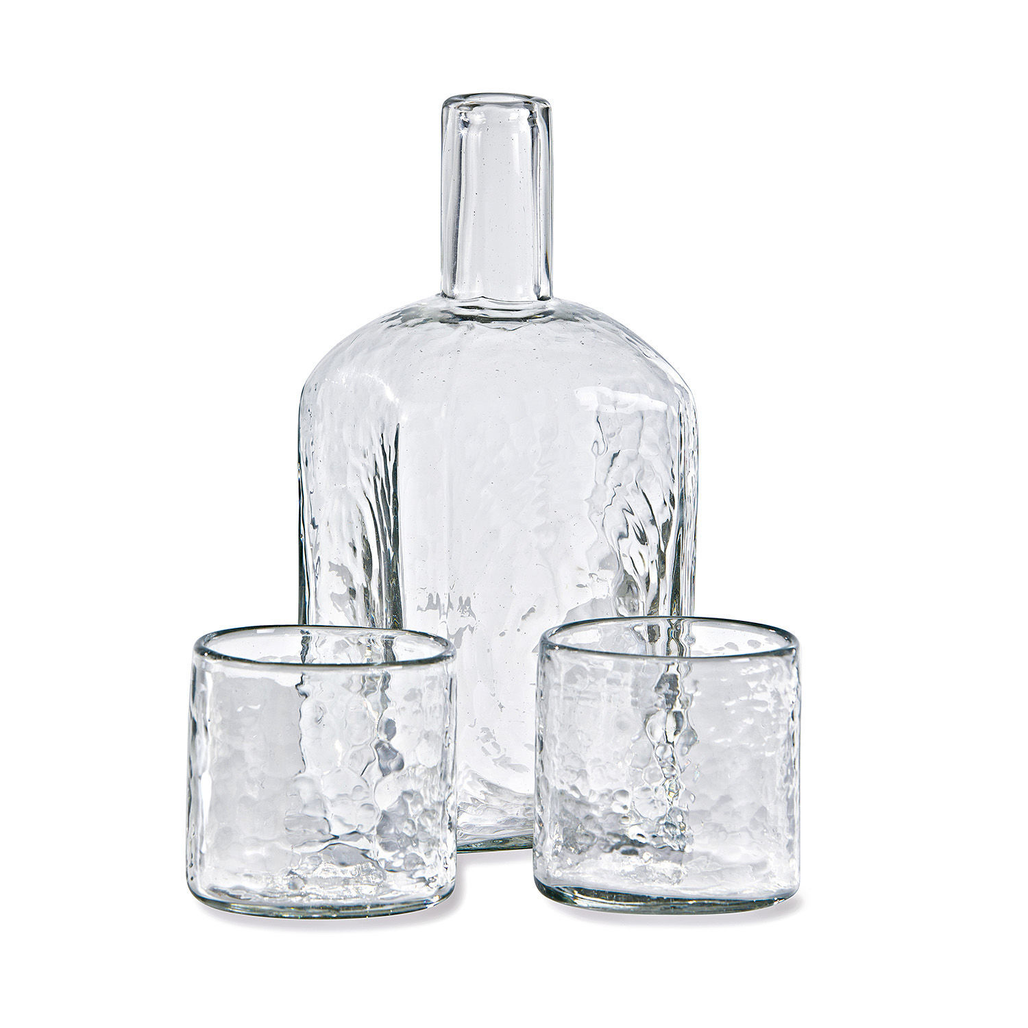 Transparante glazen set met fles en twee glazen met hamerslagstructuur