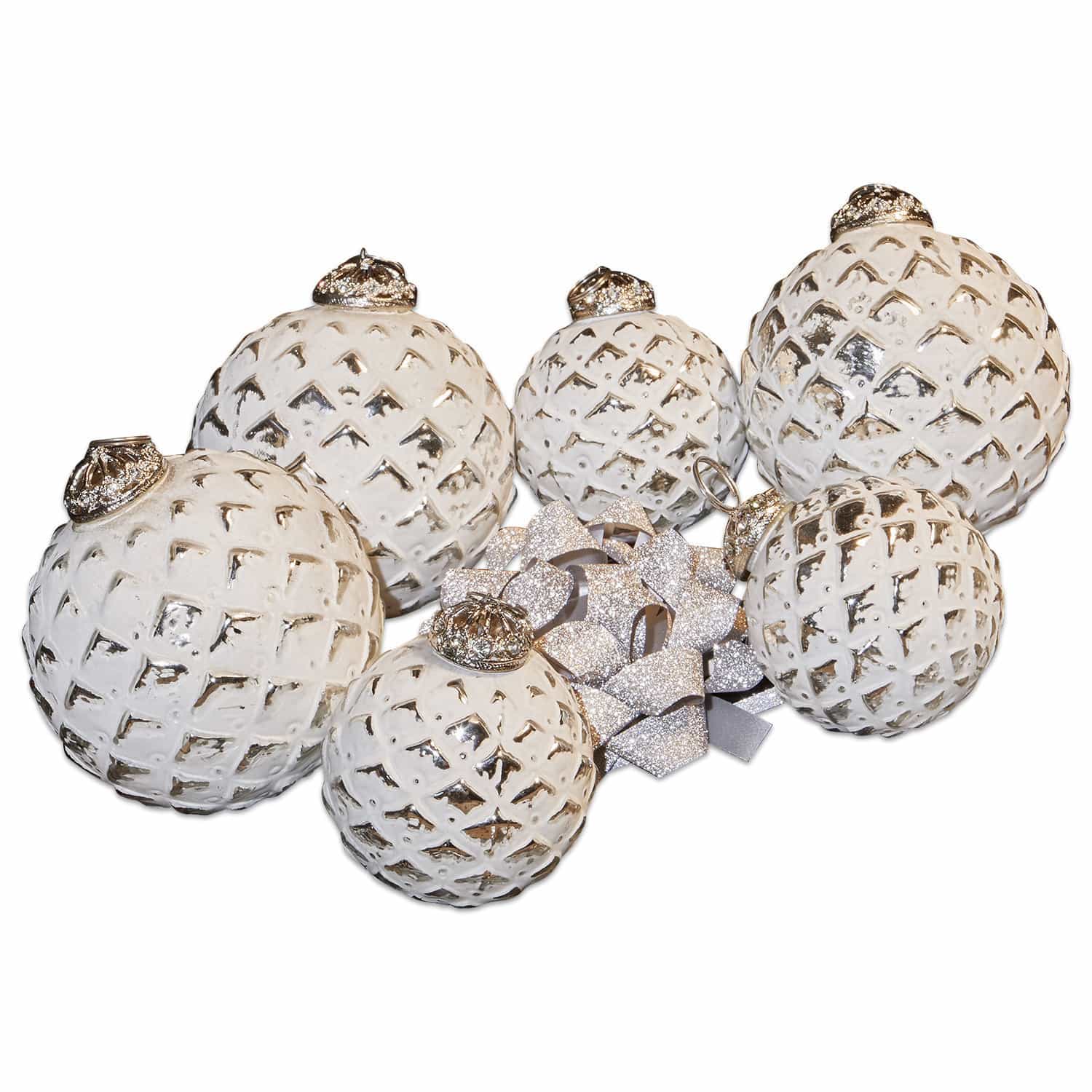 Set witte glazen kerstballen met zilveren patroon en glinsterende strik