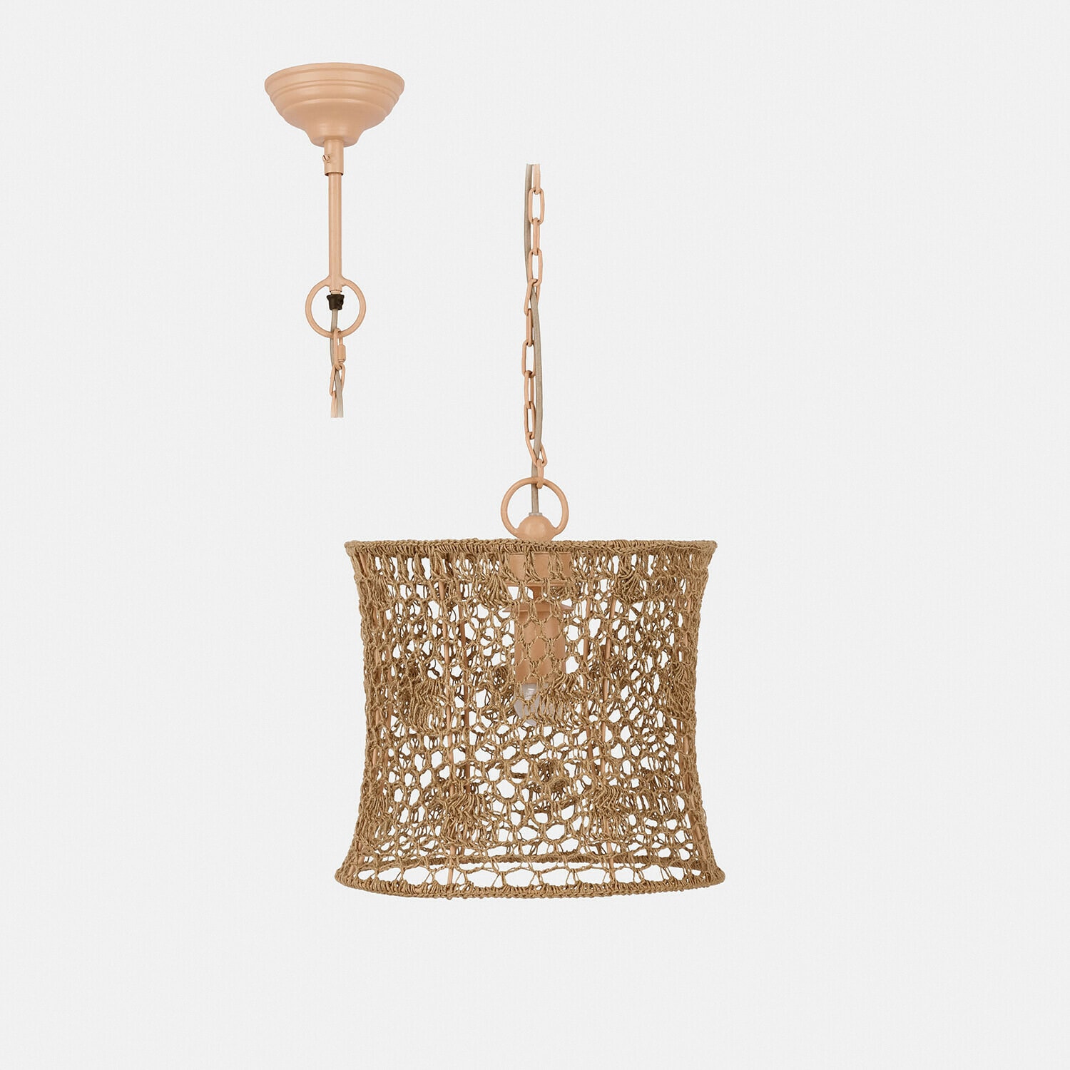 Hanglamp met beige metalen ketting en lampenkap van natuurlijk gevlochten touw voor sfeerverlichting