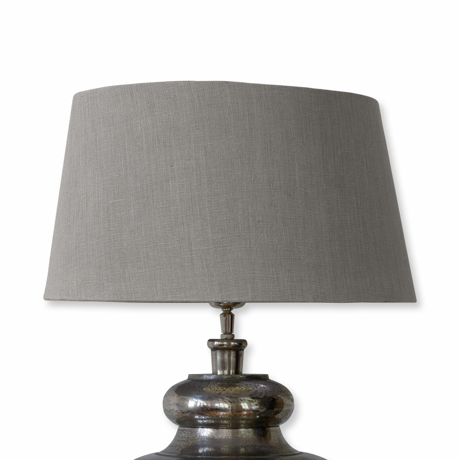 taupe Tafellamp met metalen voet en taupekleurige kap, modern design voor woonkamer