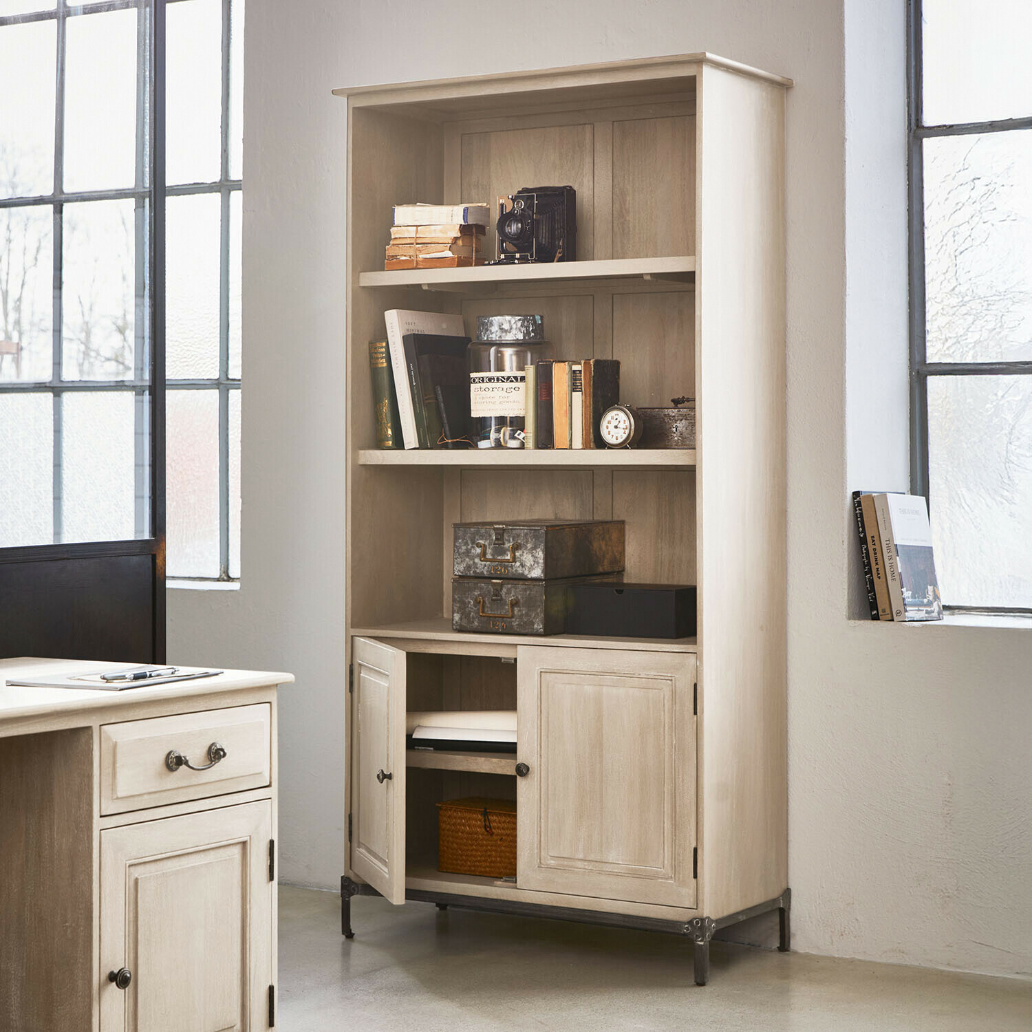Open kast Aldrics Beige houten kast in vintage stijl met planken en lades voor boeken en decoratie