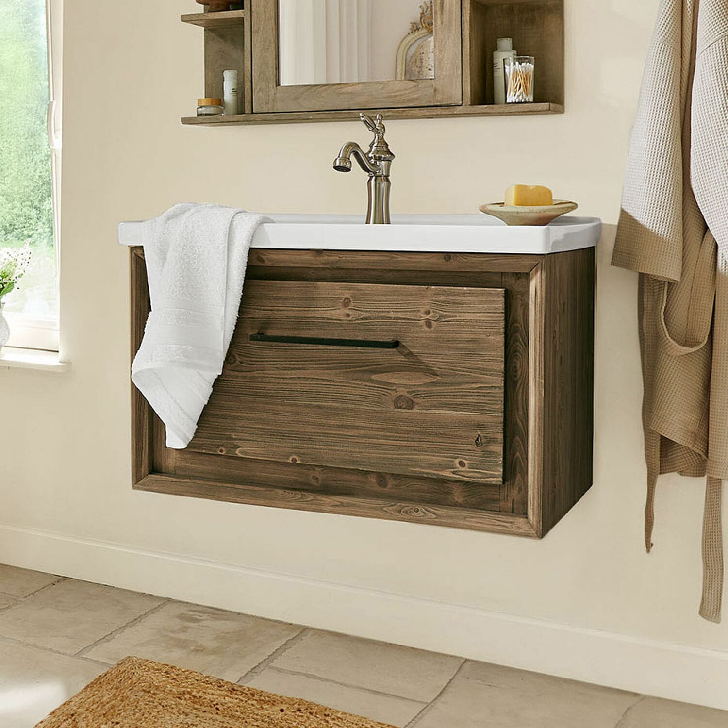 Wastafelmeubel Greenhaven Hangend badkamermeubel van bruin hout met witte wastafel en chromen kraan