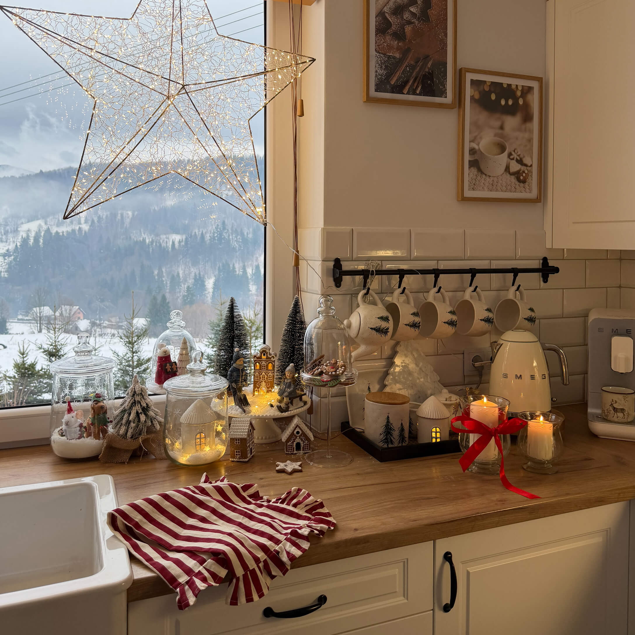 Keuken met houten werkblad en kerstdecoratie, witte mokken met dennenboomprint en LED-lichtjes