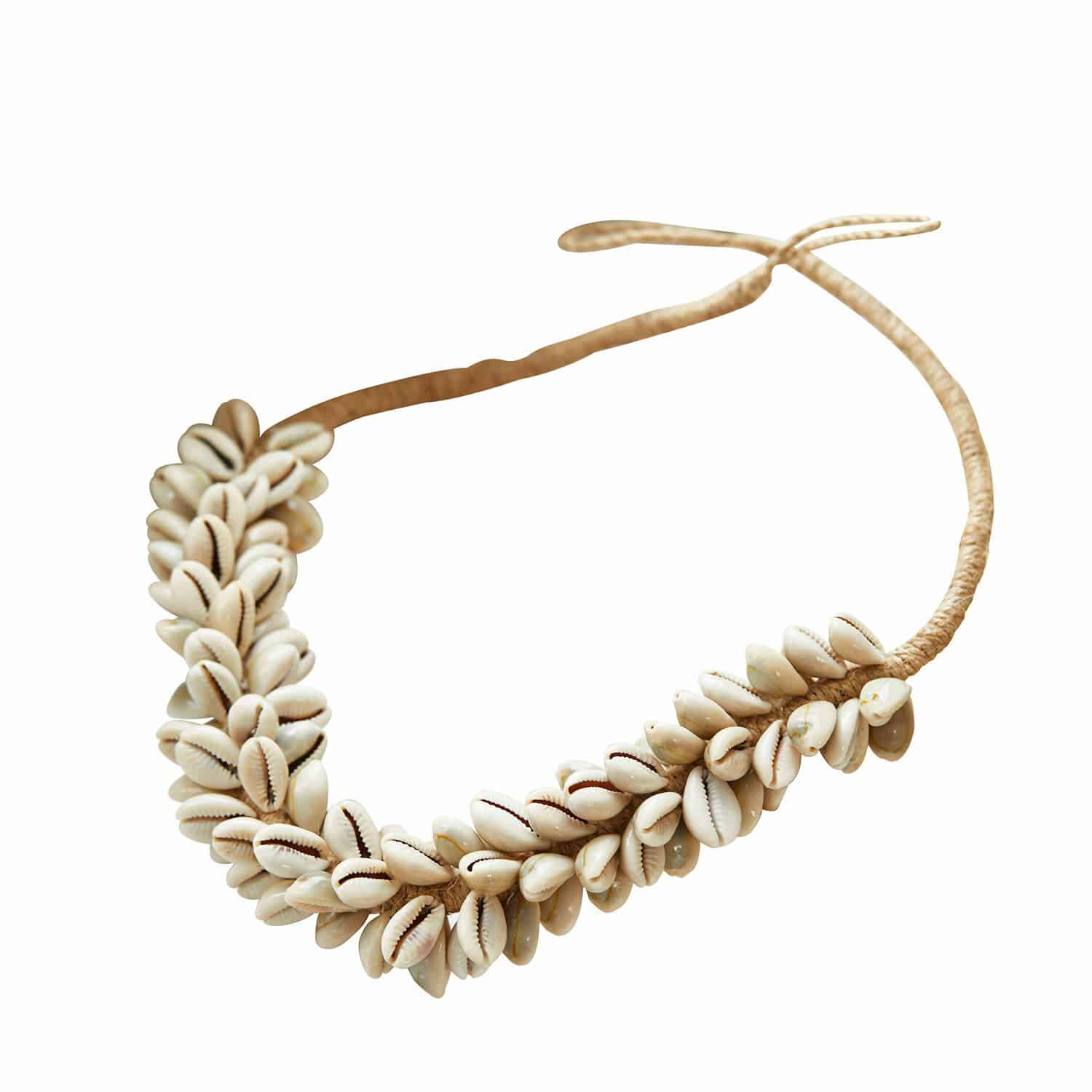 Embrasse Alix Schelpketting aan beige linnen koord, modieuze strandaccessoire in natuurlijke tinten