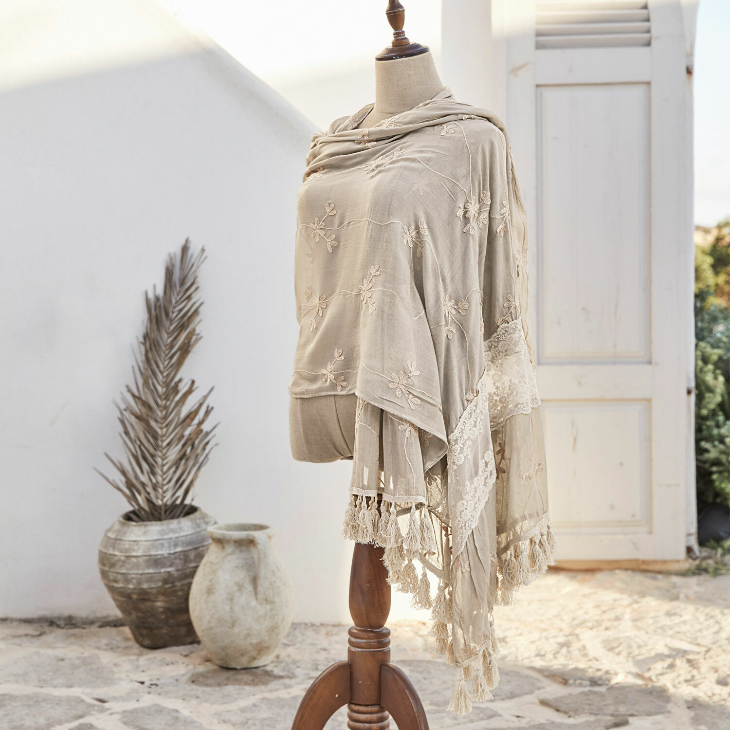 Sjaal Eloise Beige geborduurde sjaal met kant op paspop, licht materiaal, decoratief accessoire