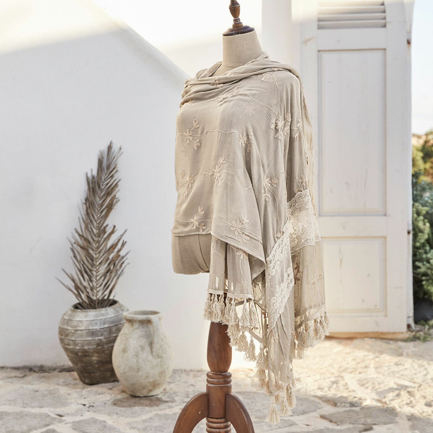 Sjaal Eloise Beige geborduurde sjaal met kant op paspop, licht materiaal, decoratief accessoire
