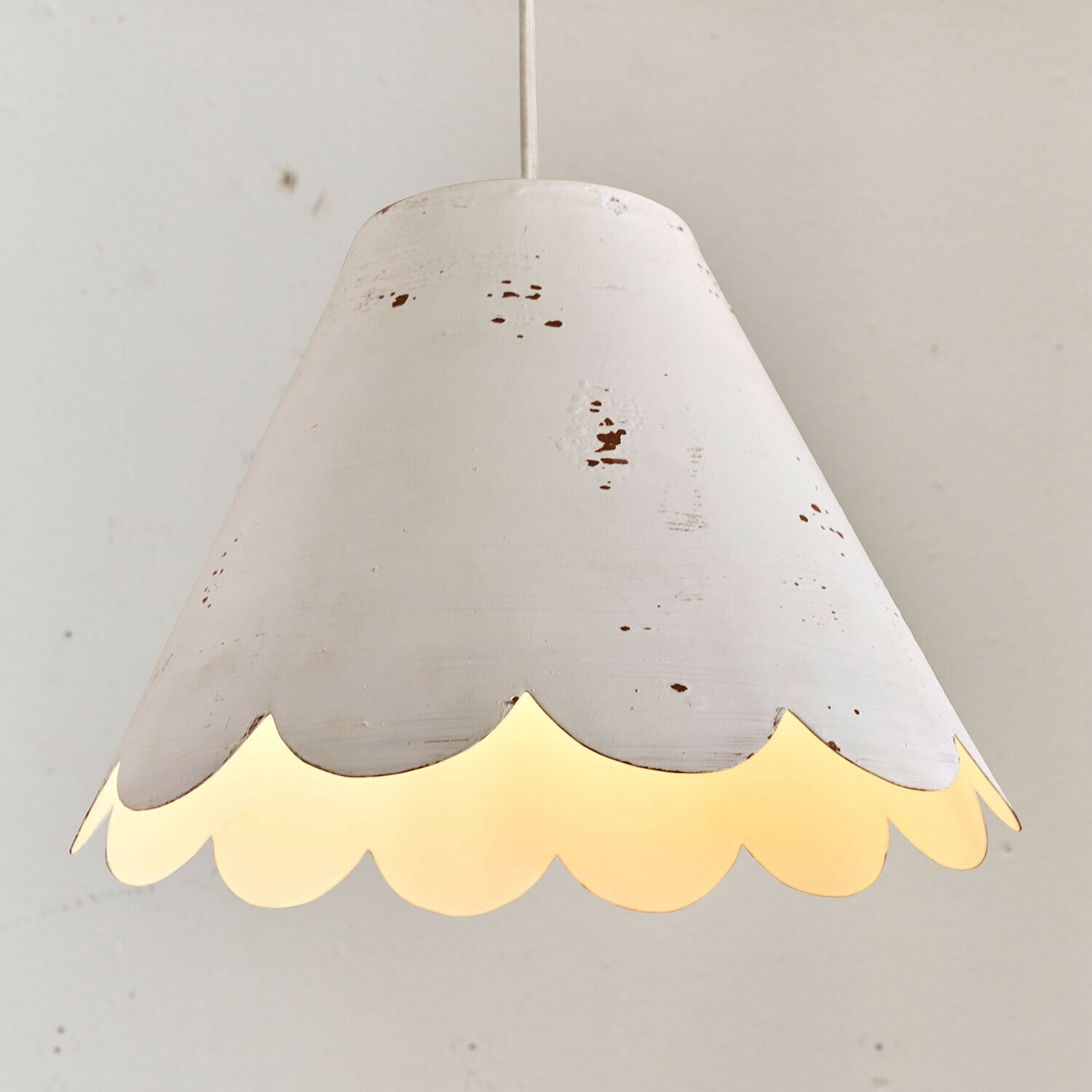 Witte metalen hanglamp met verouderde look en golvende rand, sfeerverlichting voor binnen
