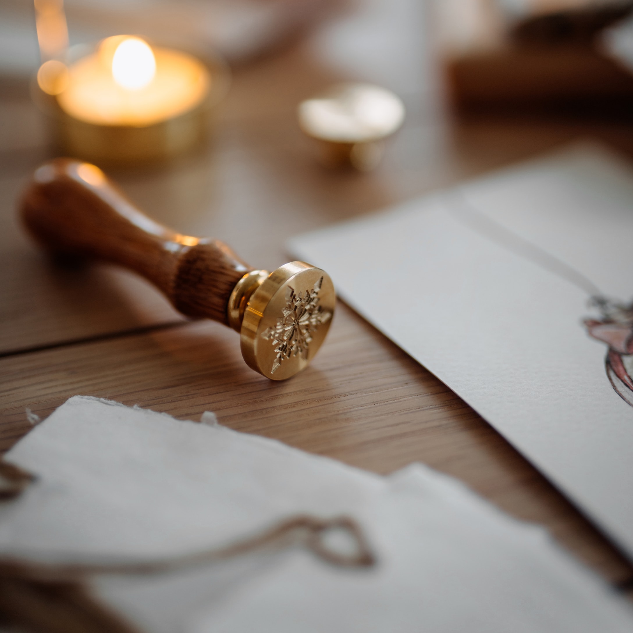 Messing zegelstempel met houten handvat op houten tafel voor cadeauverpakking