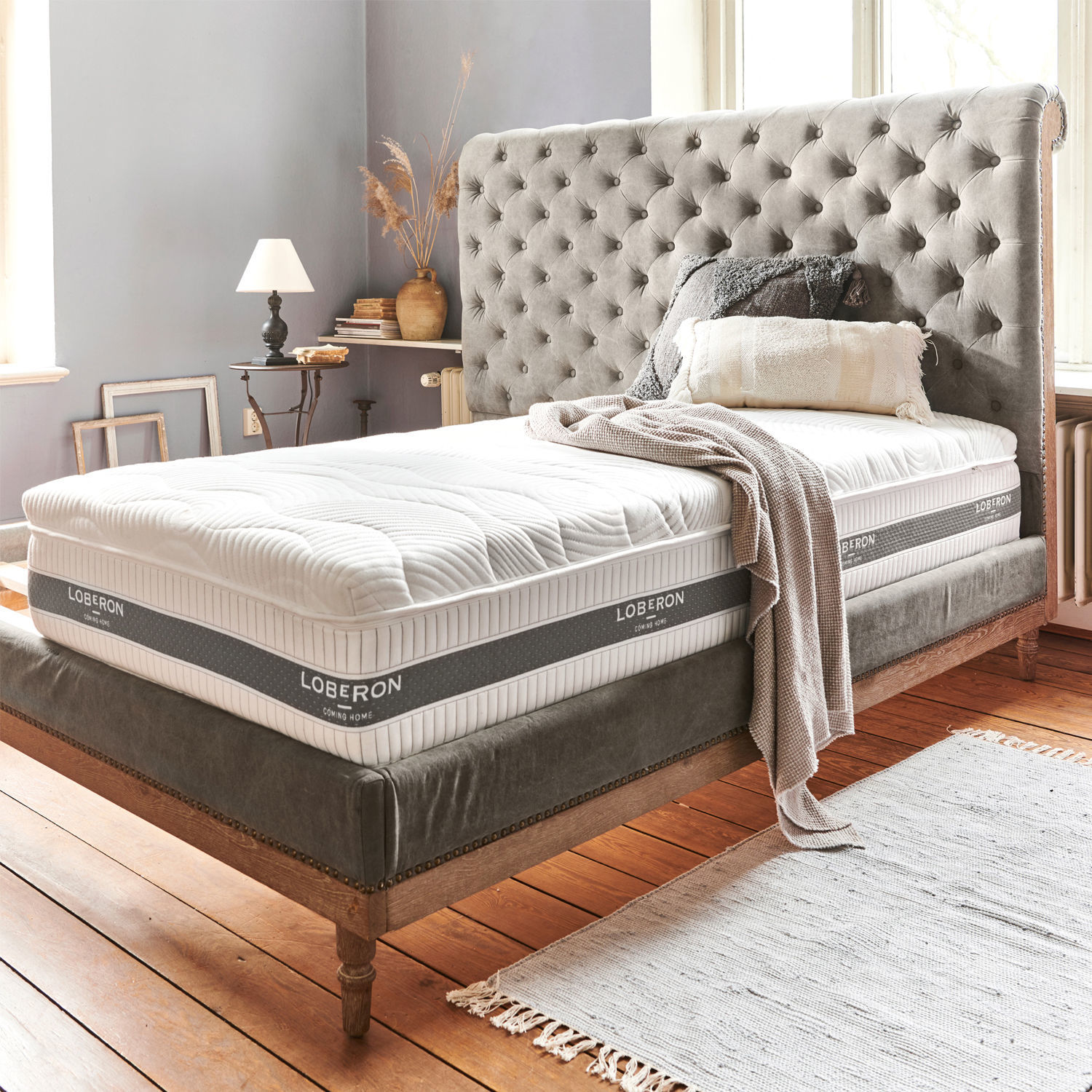 Matras met topper 90x200 Malcom Gestoffeerd bed met grijs doorgestikt hoofdeinde en wit Loberon matras in vintage stijl