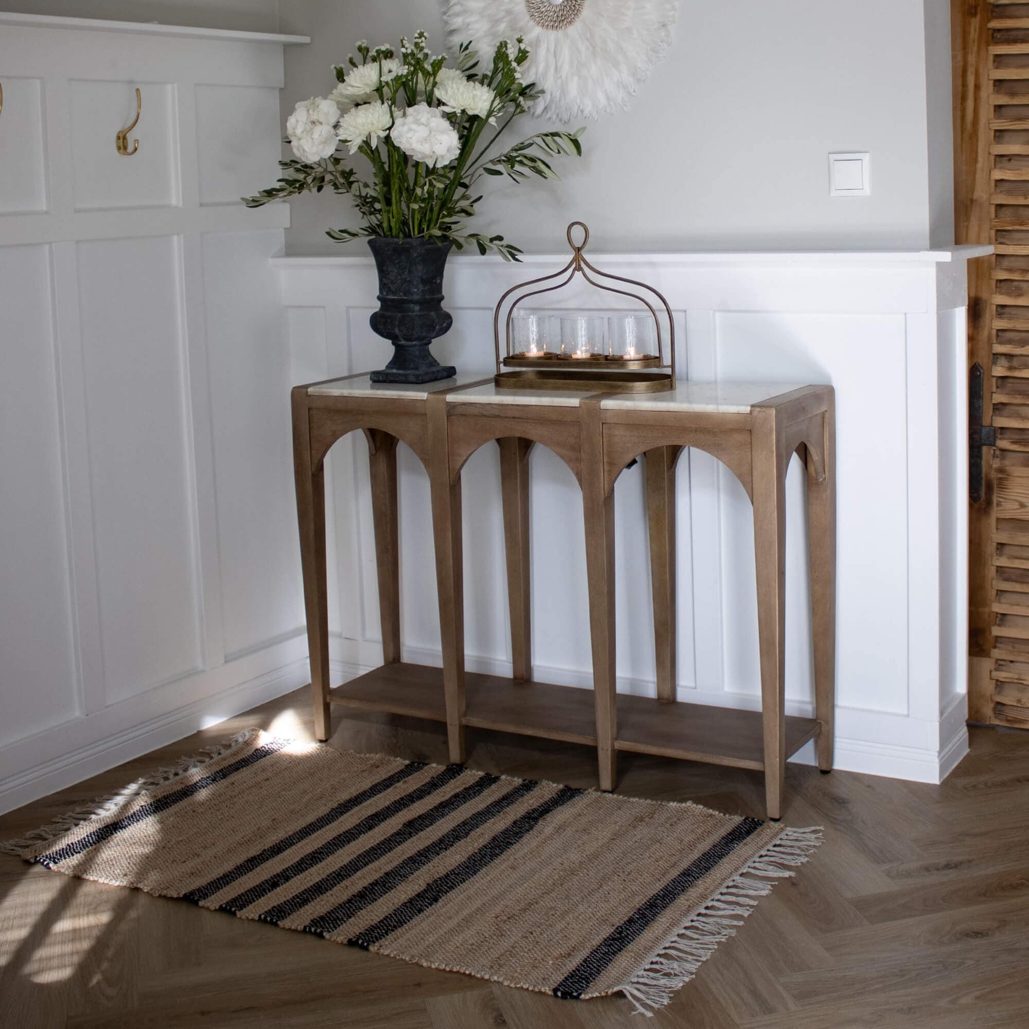 Beige jute vloerkleed met zwarte strepen, natuurlijke uitstraling voor rustieke interieurs