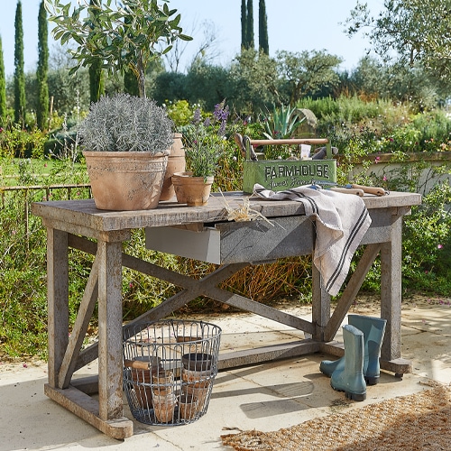 Houten tuintafel met lade en bloempotten, ideaal voor tuinwerk, natuurlijke houtkleur