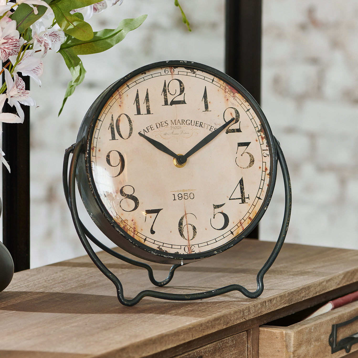 Klok Falaise Ronde tafelklok met zwarte metalen rand en verouderde wijzerplaat in vintage stijl