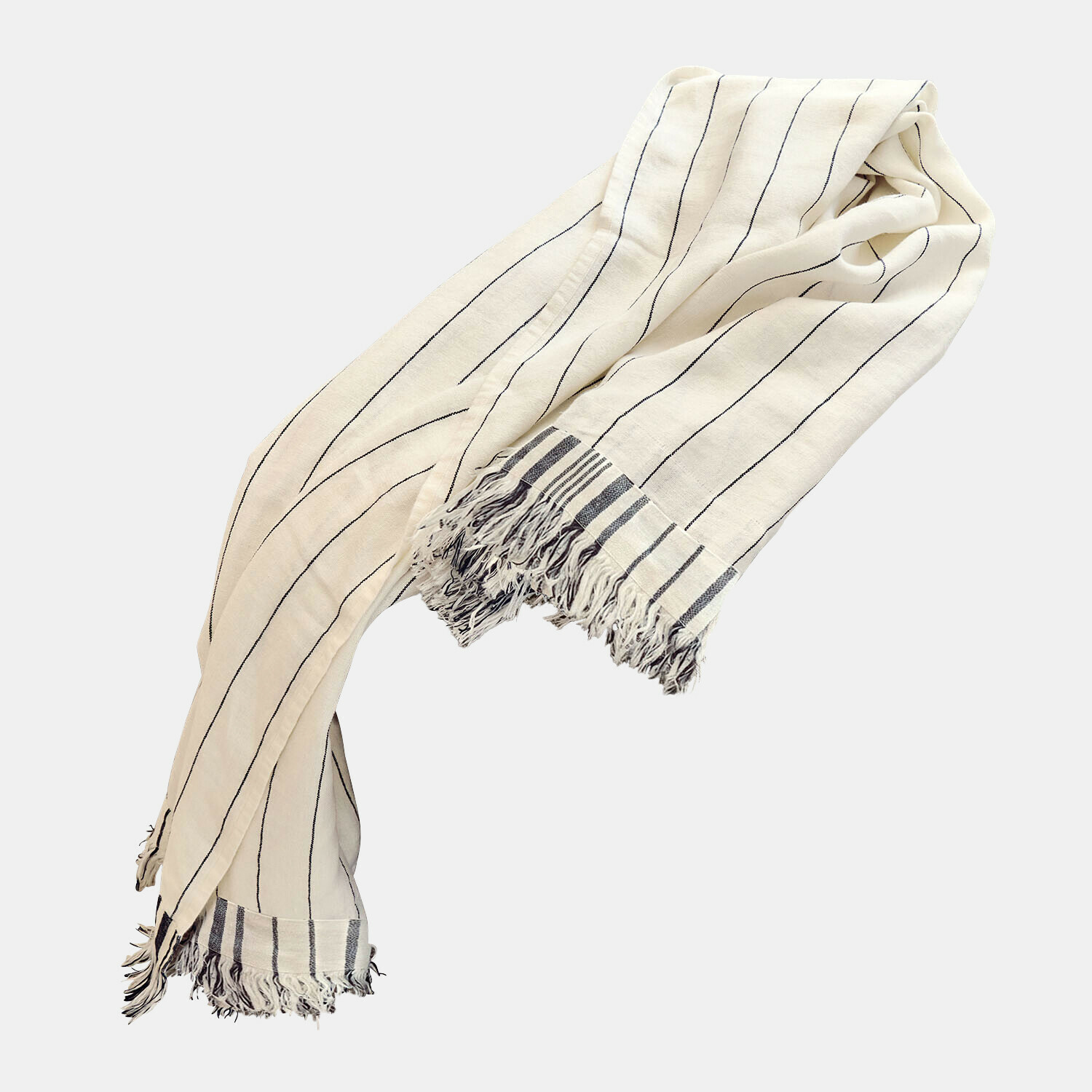 Lichte katoenen sjaal in crèmekleur met zwarte strepen en franjes, modieuze accessoire