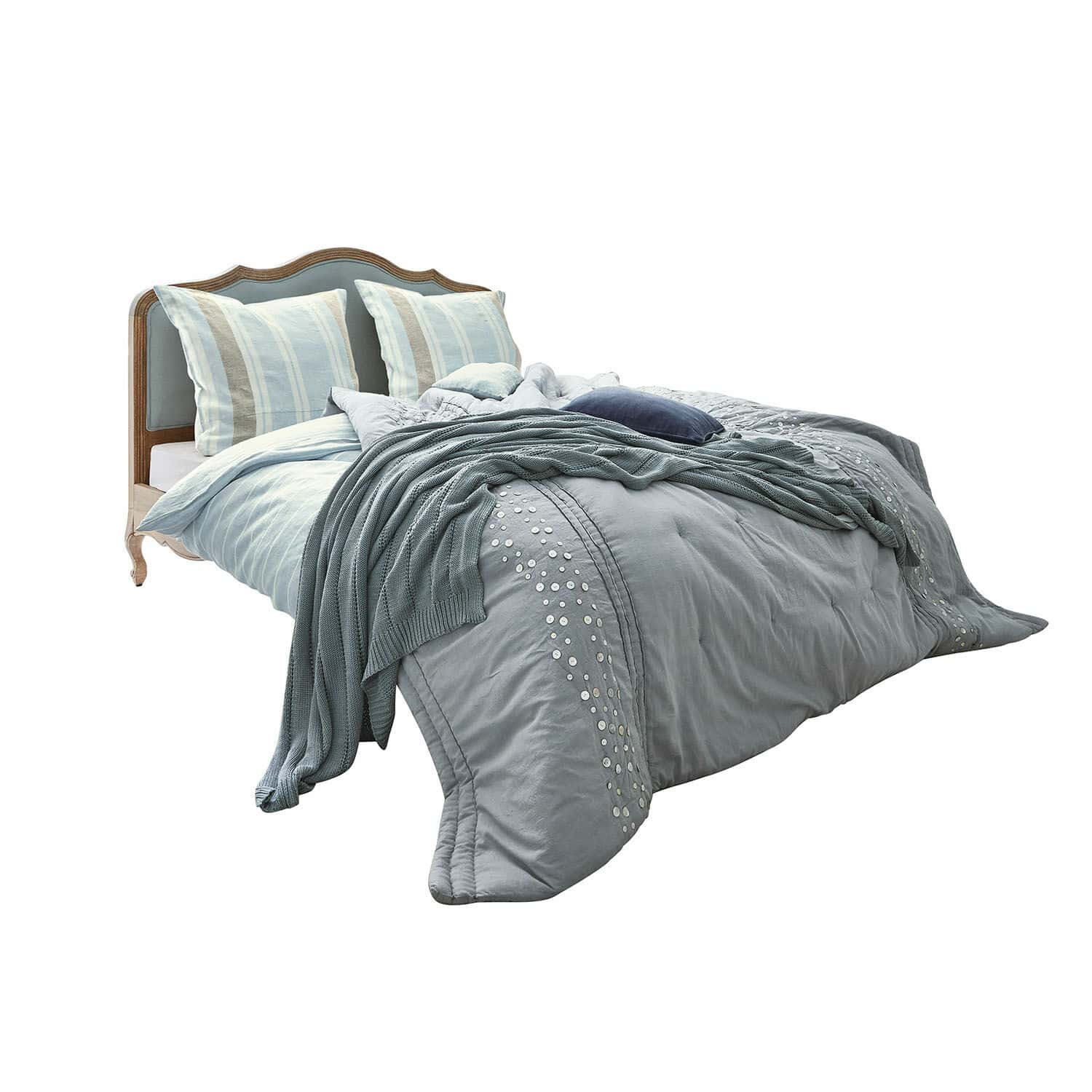 Bed Serravalle Bed met houten hoofdeinde en blauwe beddengoed met sierkussens en gebreide deken