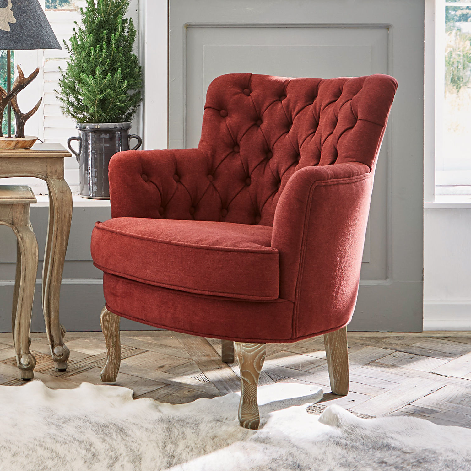 Fauteuil Calgary Rode gestoffeerde fauteuil met houten poten in vintage stijl voor woonkamer