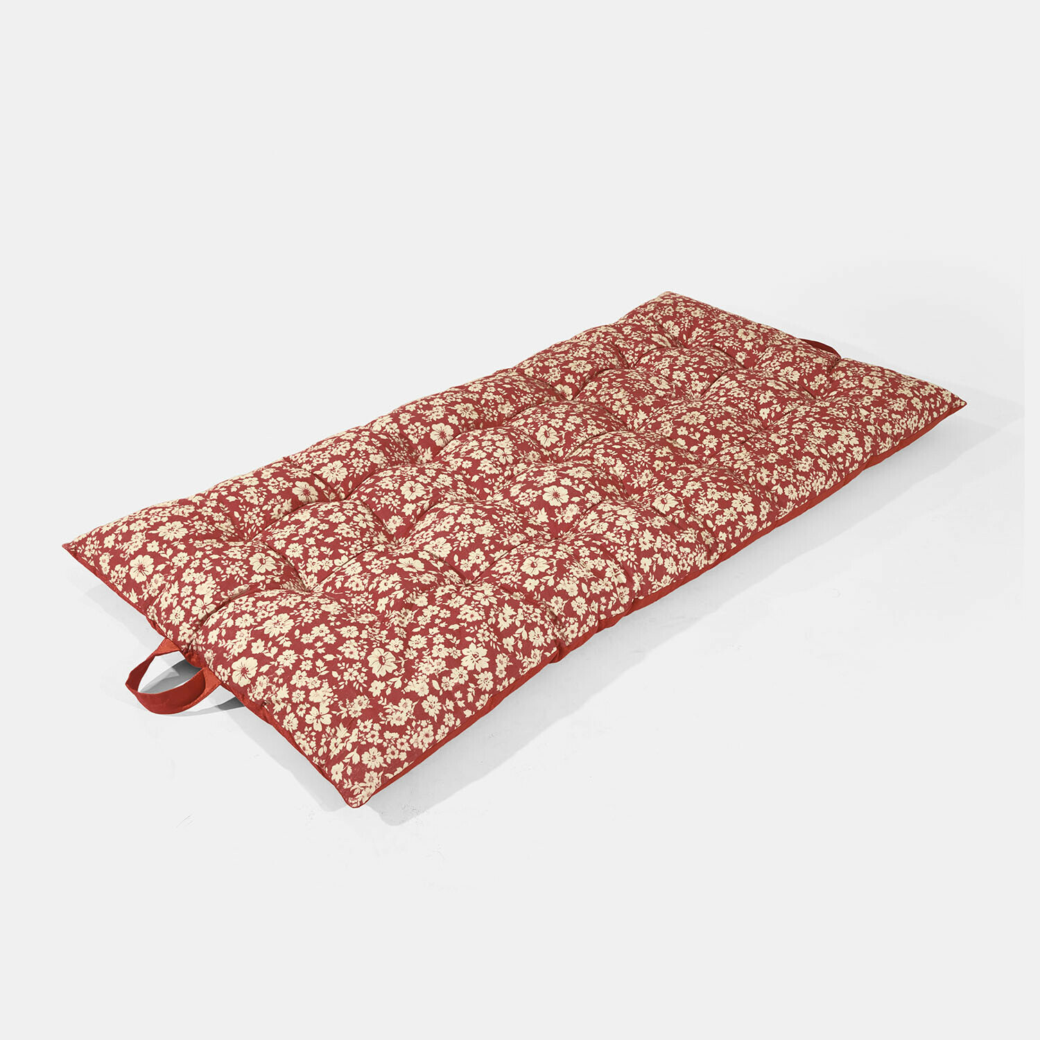 Rode mat met crèmekleurig bloemenpatroon en handvat, zacht en comfortabel om op te zitten