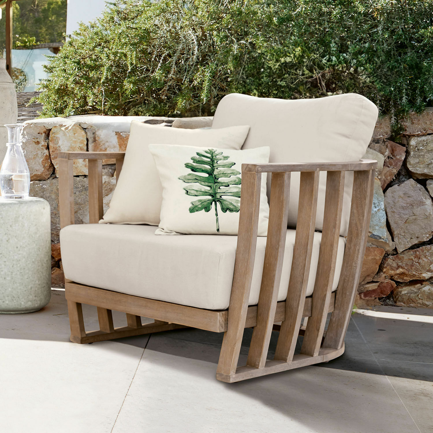 Fauteuil FSC®-100% Vézère Tuinfauteuil met lichtbeige stof en houten frame, versierd met kussen met groen bladmotief