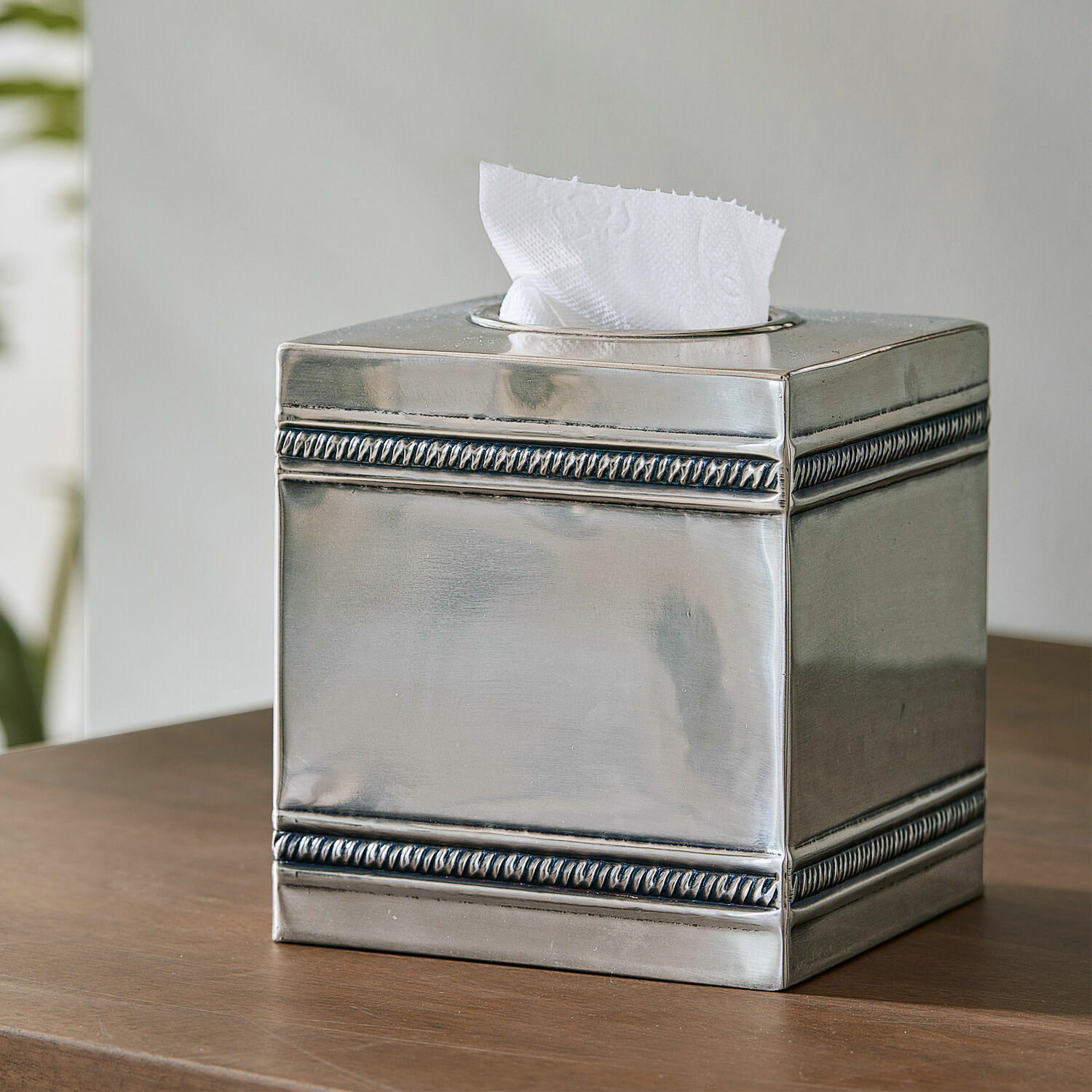 Tissuebox Semoine Metalen zilveren tissuebox met decoratief patroon op de randen op een houten tafel