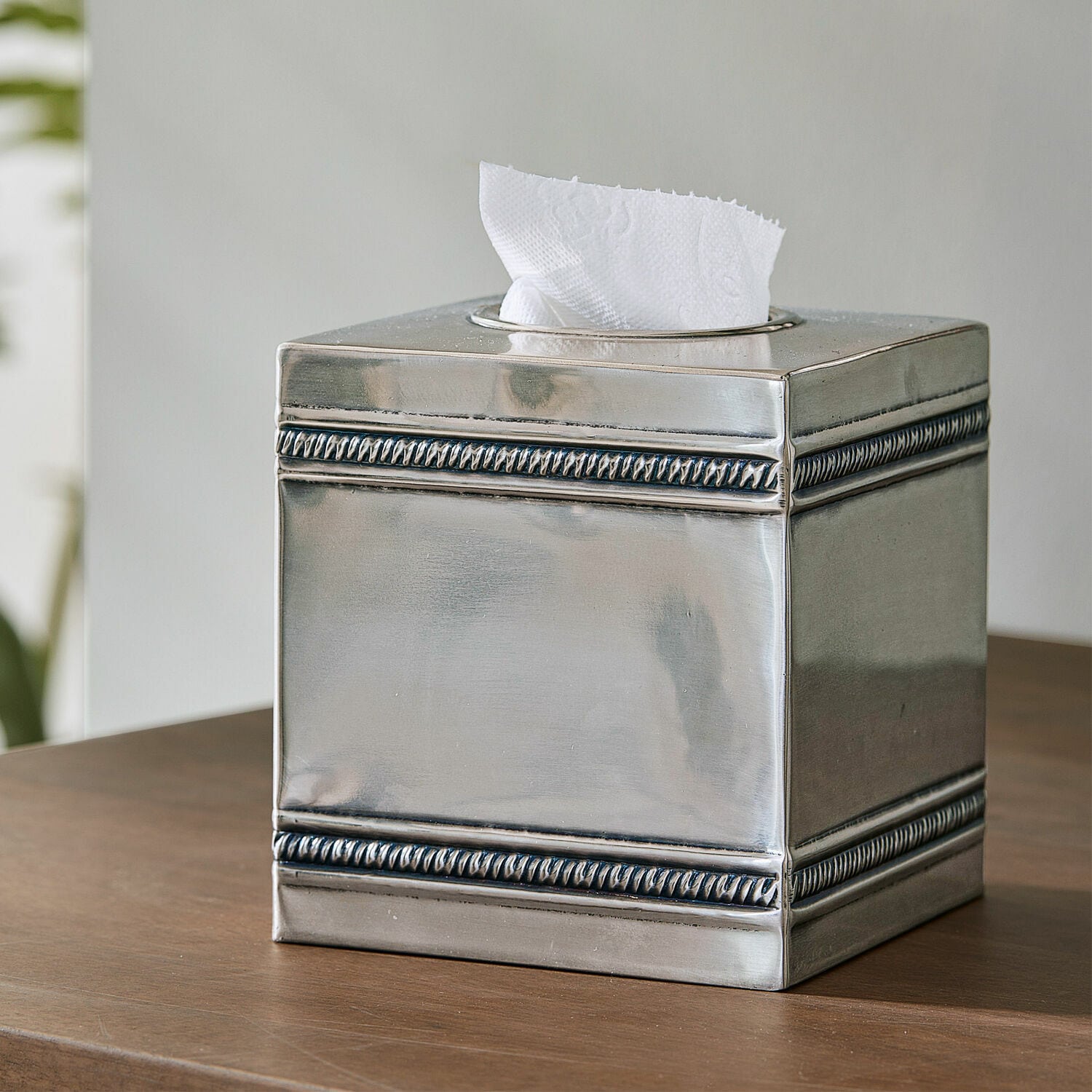 Tissuebox Semoine Metalen zilveren tissuebox met decoratief patroon op de randen op een houten tafel
