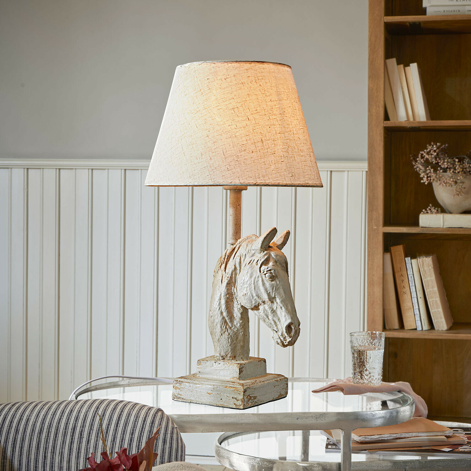 Tafellamp met witte keramische voet in de vorm van een paardenhoofd en een crèmekleurige kap