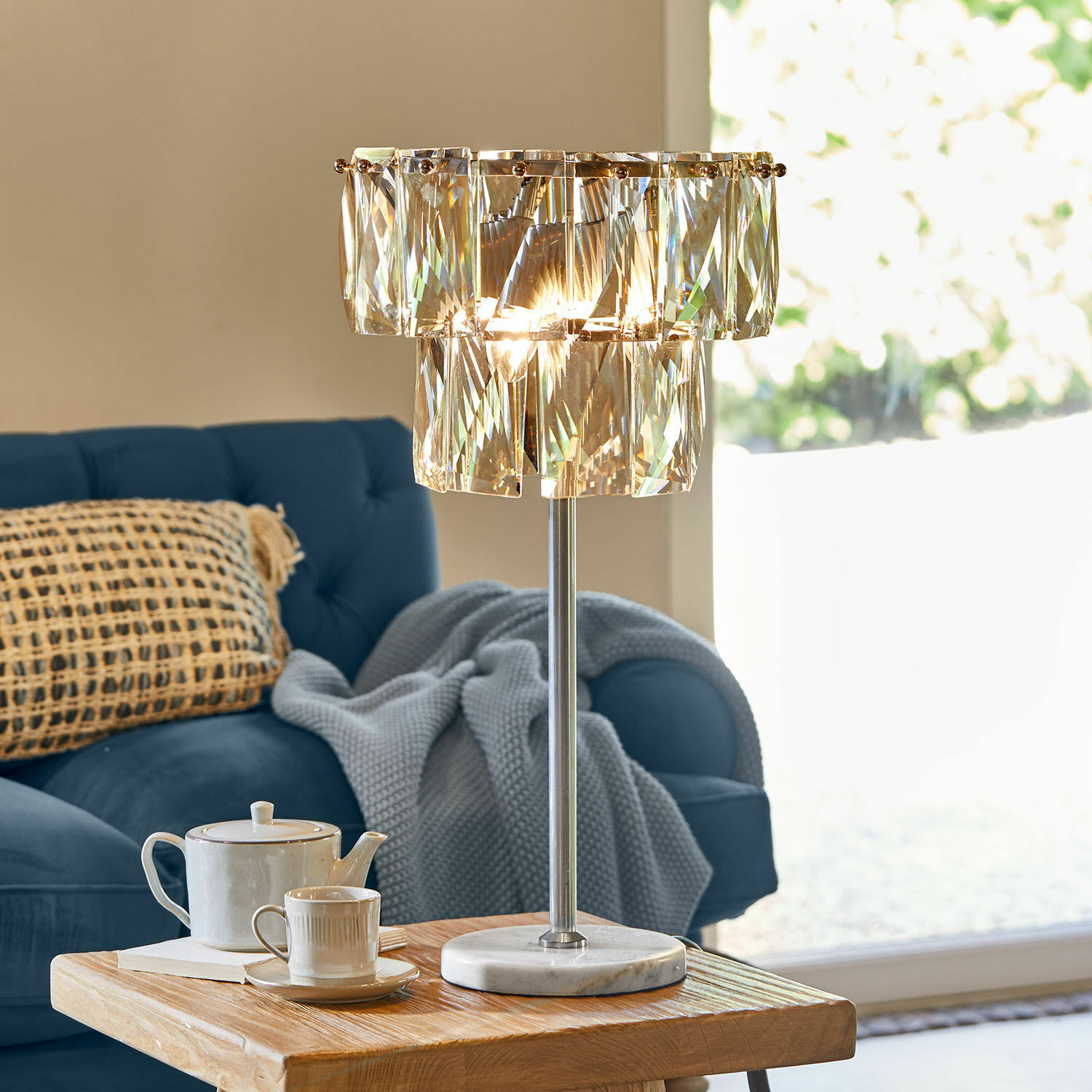 Tafellamp Crystalford Tafellamp met kristalelementen en marmeren voet in moderne woonkamer