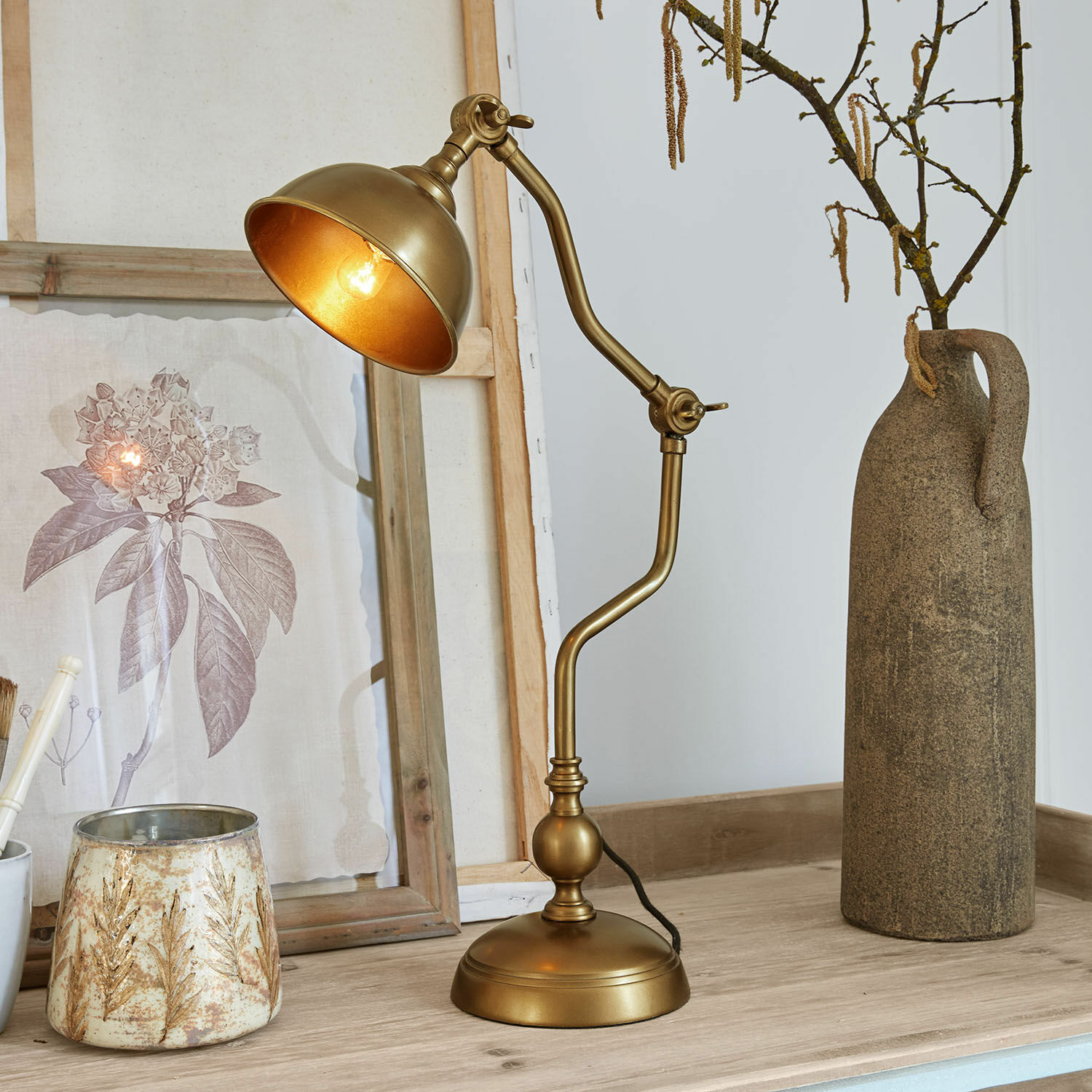 Tafellamp Harrowden Gouden metalen tafellamp met verstelbare arm op houten blad met decoraties
