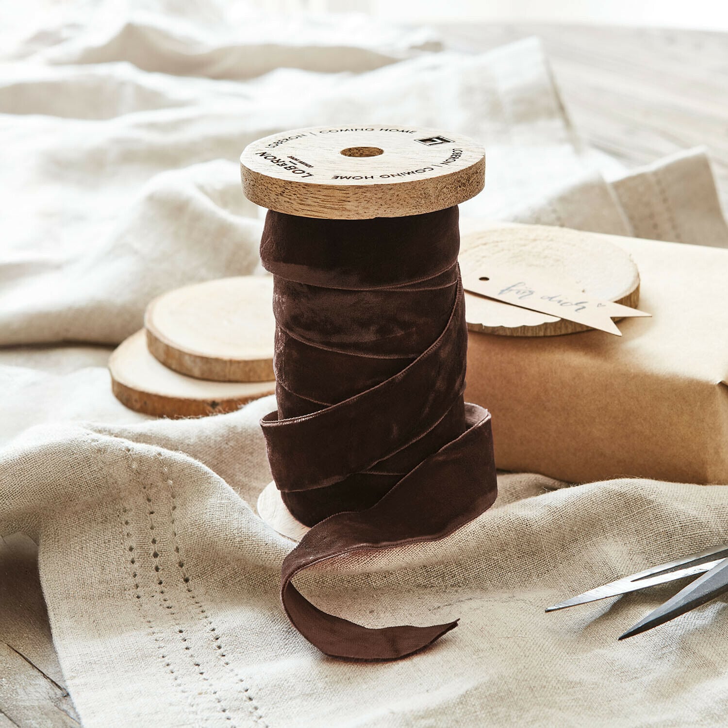 Fluwelen lint Andaris Bruine fluwelen lint op houten spoel op linnen stof voor decoratie en handwerk