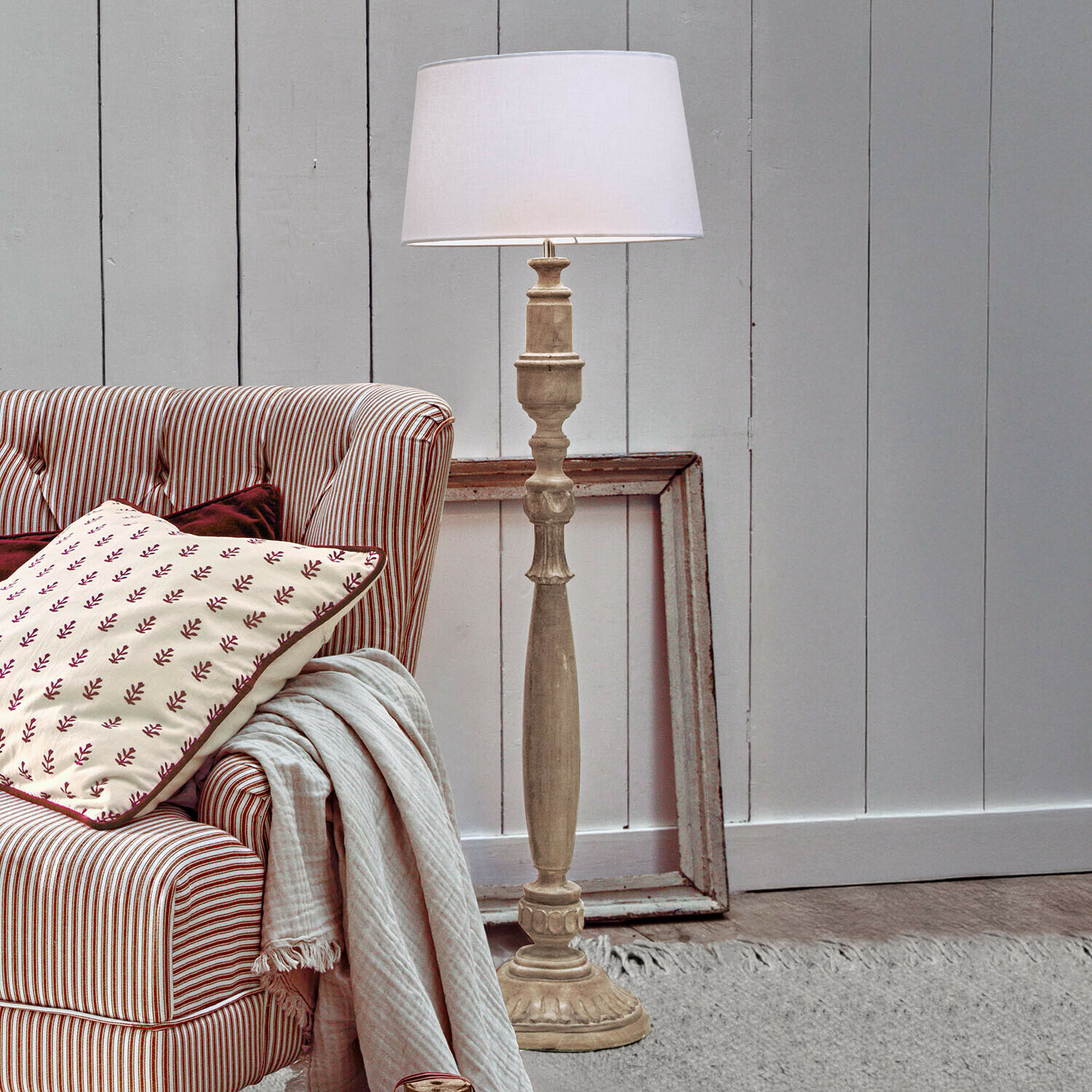 Staande lamp van licht hout met witte kap, klassiek ontwerp voor woonkamer