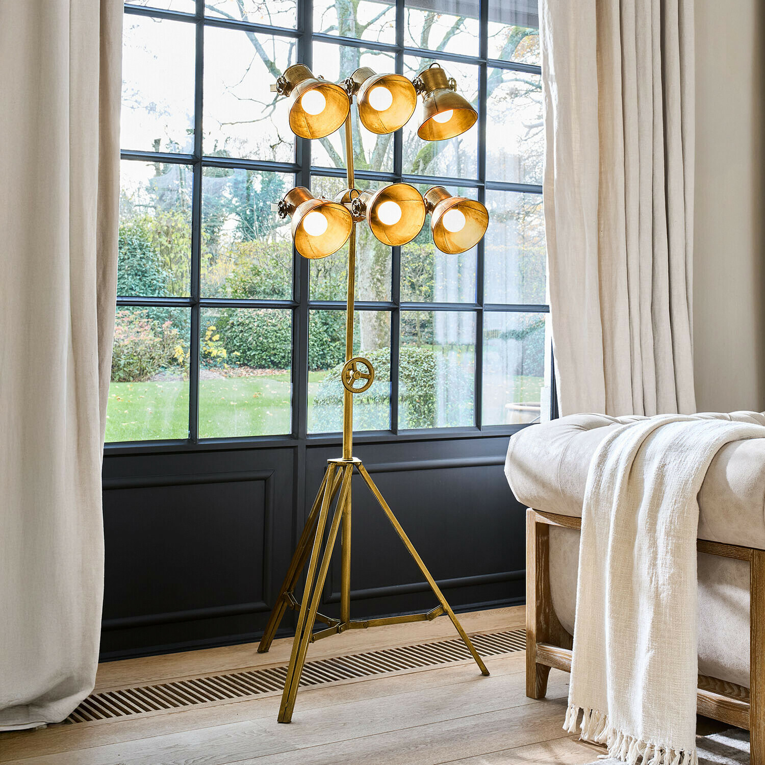 Vloerlamp Venshire Staande lamp met zes gouden metalen lampenkappen op een industrieel driestatievenframe