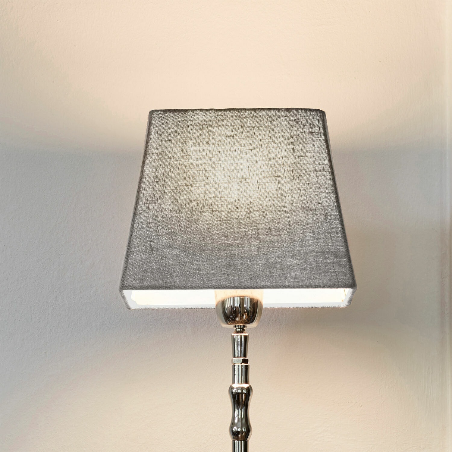Lampenkap Linderas Tafellamp met metalen voet en grijze stoffen kap, modern interieurverlichting ontwerp